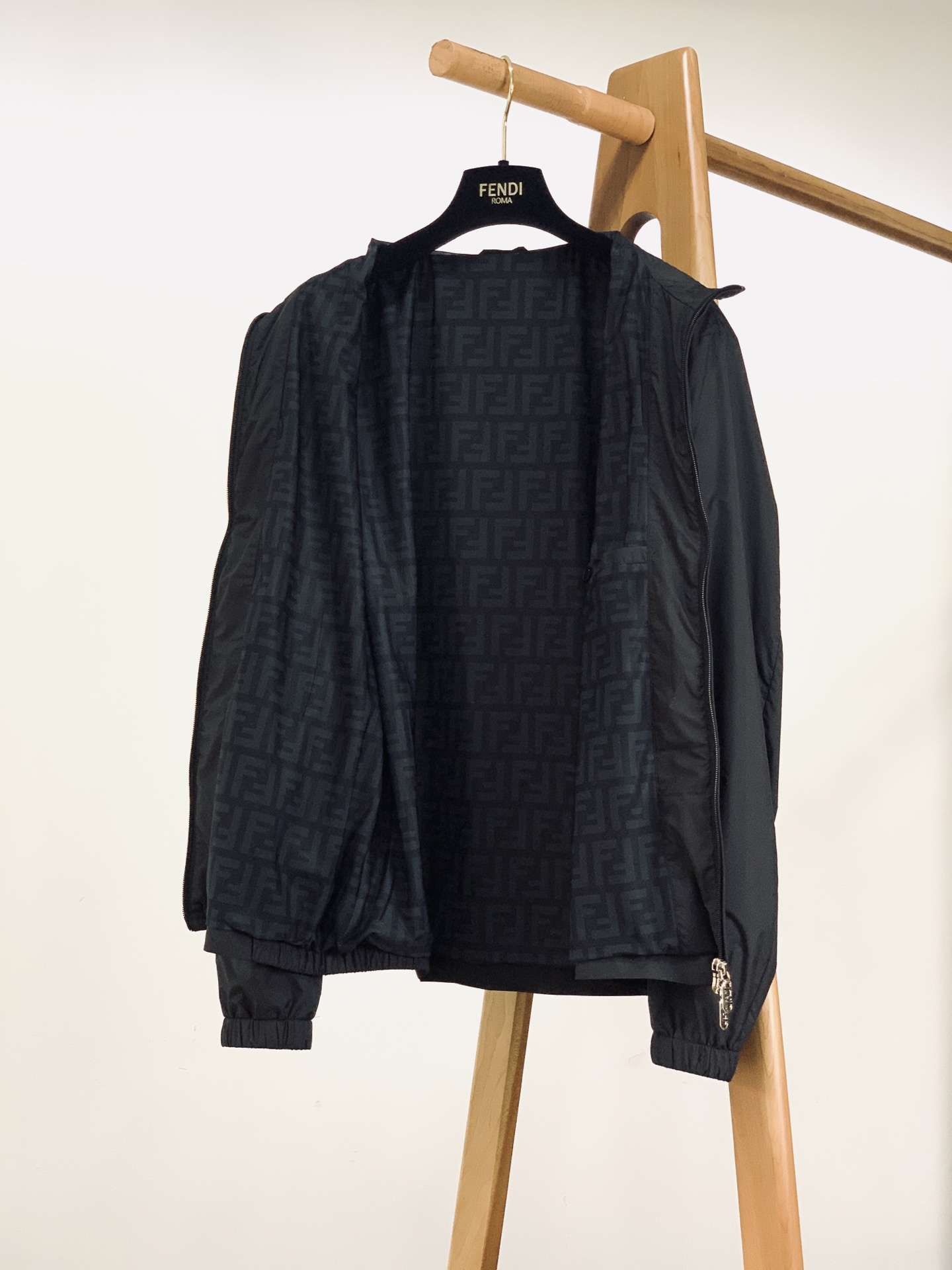 Fendi 芬迪 2026SS早春新品 经典立领休闲夹克。高端机能风尼龙面料！上身轻盈挺括，防风透气，垂