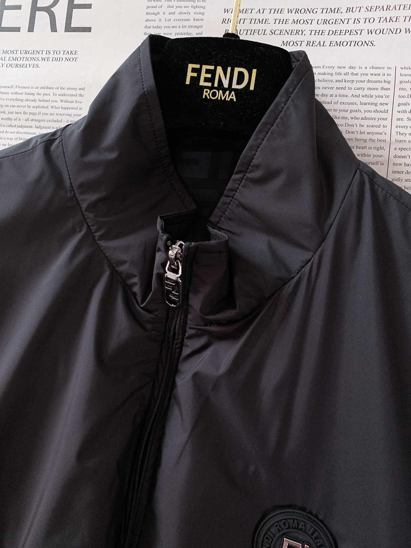 Fendi 芬迪 2026SS早春新品 经典立领休闲夹克。高端机能风尼龙面料！上身轻盈挺括，防风透气，垂