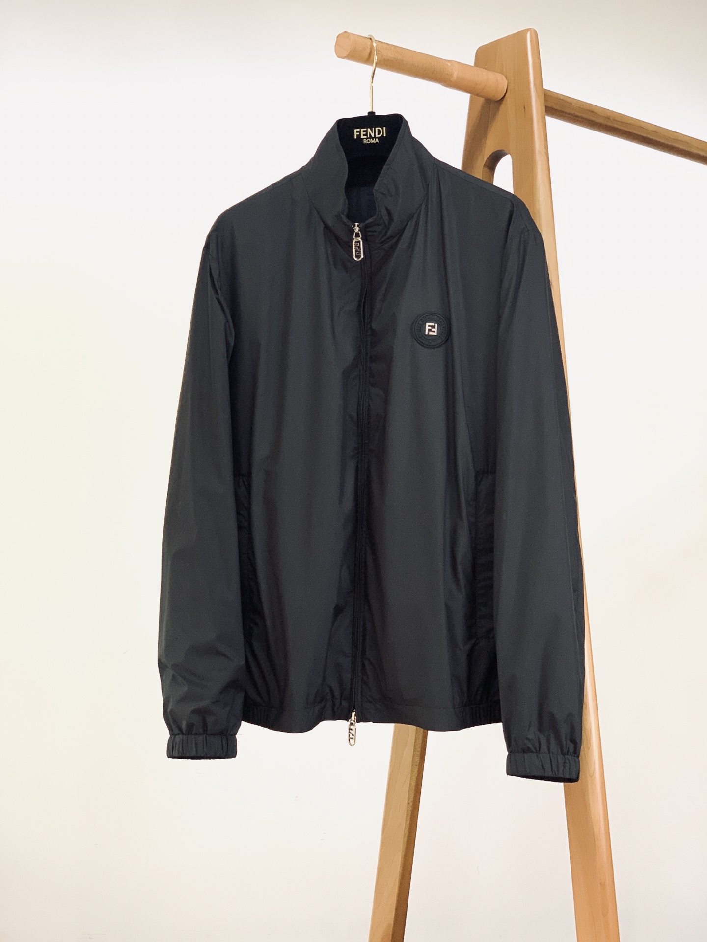 Fendi 芬迪 2026SS早春新品 经典立领休闲夹克。高端机能风尼龙面料！上身轻盈挺括，防风透气，垂