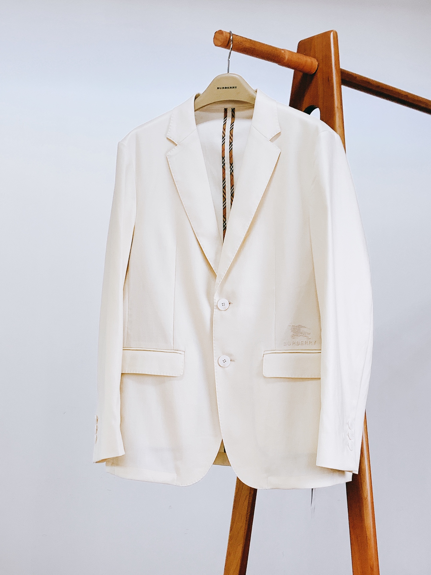 Burberry 巴宝莉 2026SS早春新品 经典休闲单西。高端莱赛尔亚麻混纺面料！上身挺括透气，垂坠