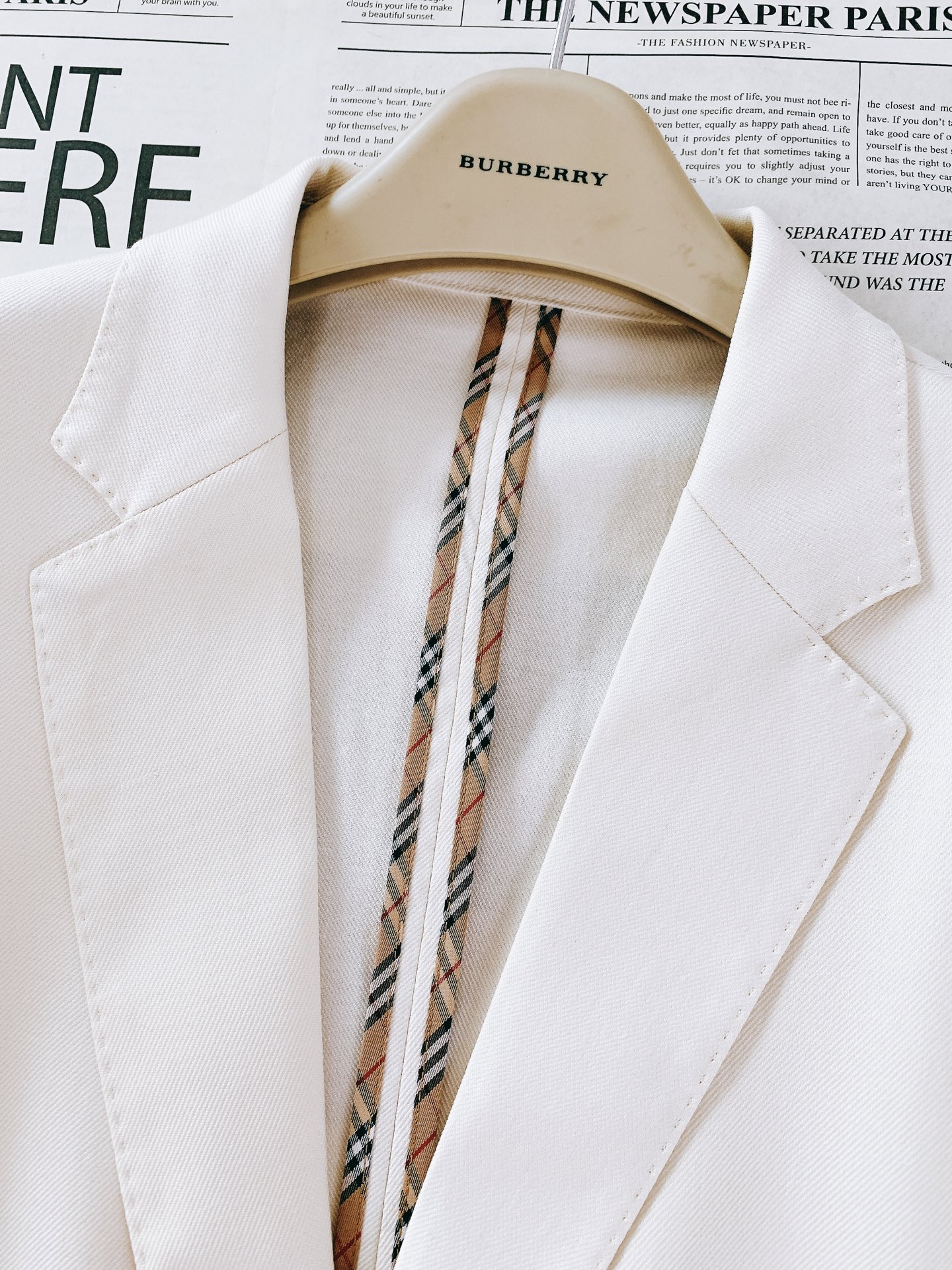 Burberry 巴宝莉 2026SS早春新品 经典休闲单西。高端莱赛尔亚麻混纺面料！上身挺括透气，垂坠