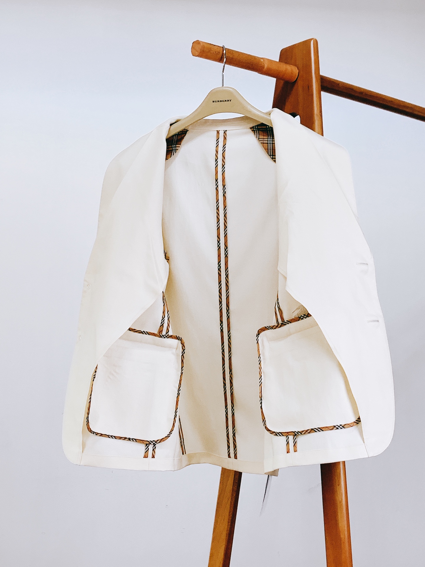 Burberry 巴宝莉 2026SS早春新品 经典休闲单西。高端莱赛尔亚麻混纺面料！上身挺括透气，垂坠