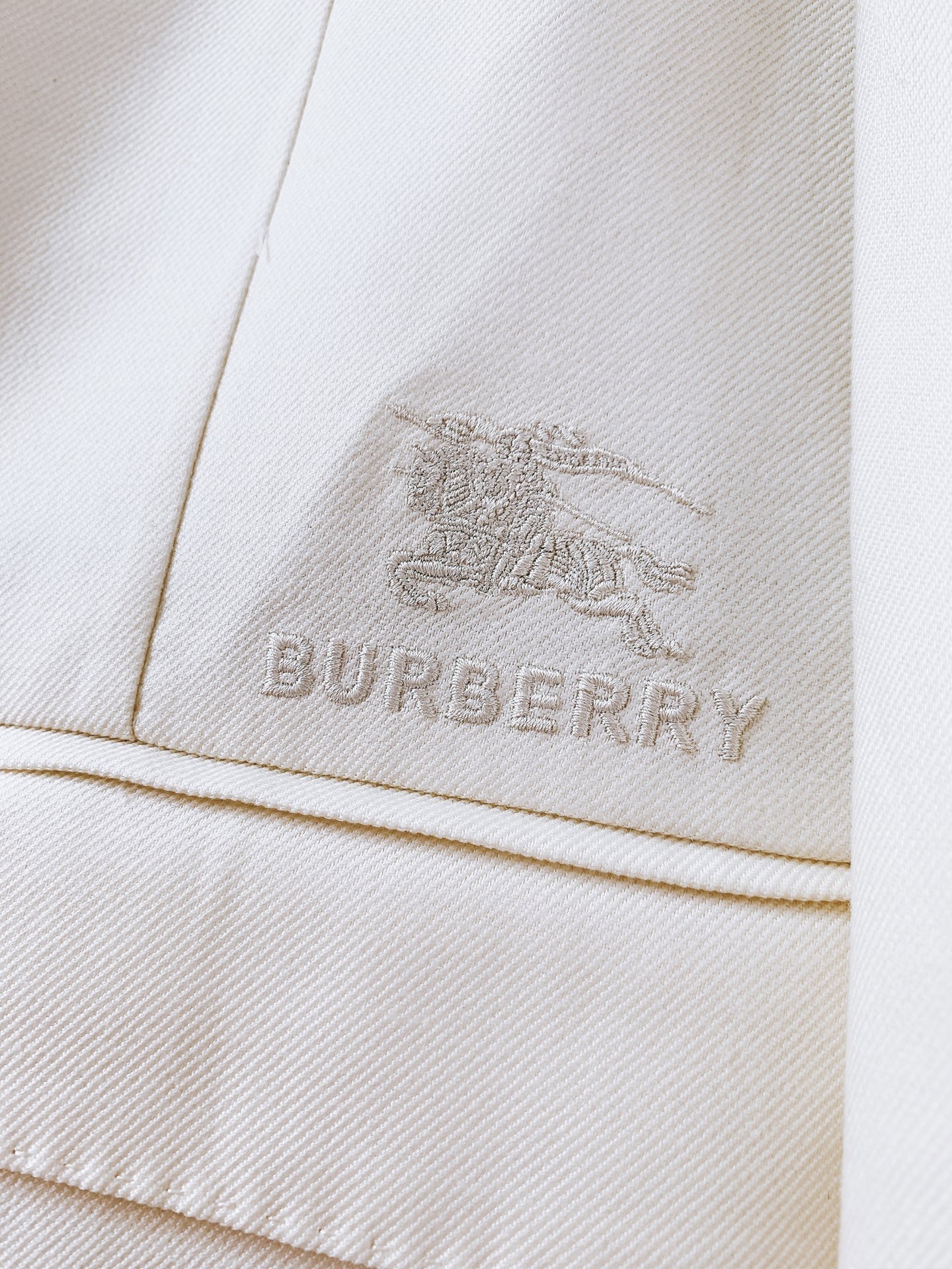 Burberry 巴宝莉 2026SS早春新品 经典休闲单西。高端莱赛尔亚麻混纺面料！上身挺括透气，垂坠