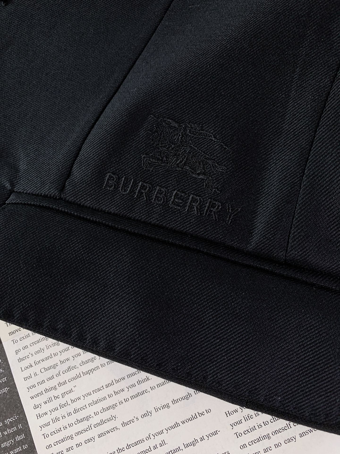 Burberry 巴宝莉 2026SS早春新品 经典休闲单西。高端莱赛尔亚麻混纺面料！上身挺括透气，垂坠