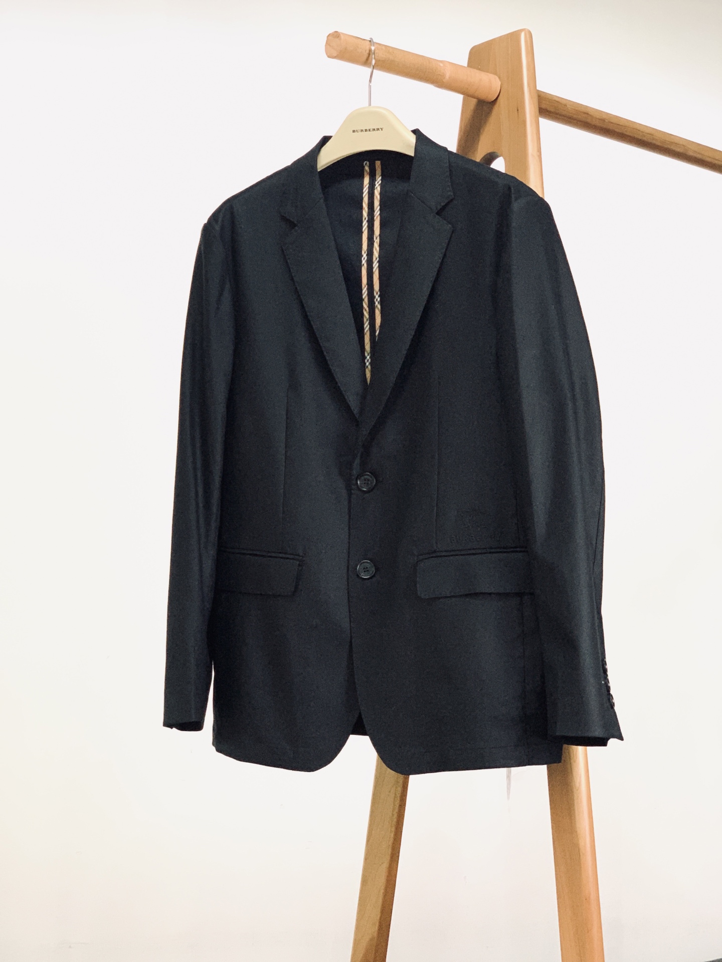 Burberry 巴宝莉 2026SS早春新品 经典休闲单西。高端莱赛尔亚麻混纺面料！上身挺括透气，垂坠