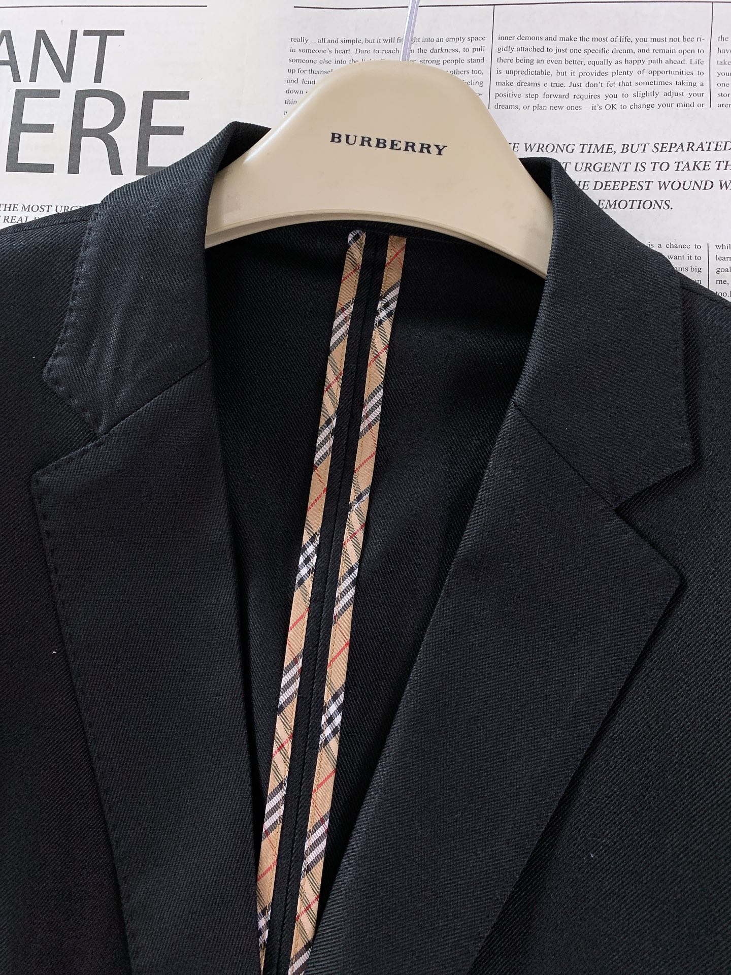 Burberry 巴宝莉 2026SS早春新品 经典休闲单西。高端莱赛尔亚麻混纺面料！上身挺括透气，垂坠