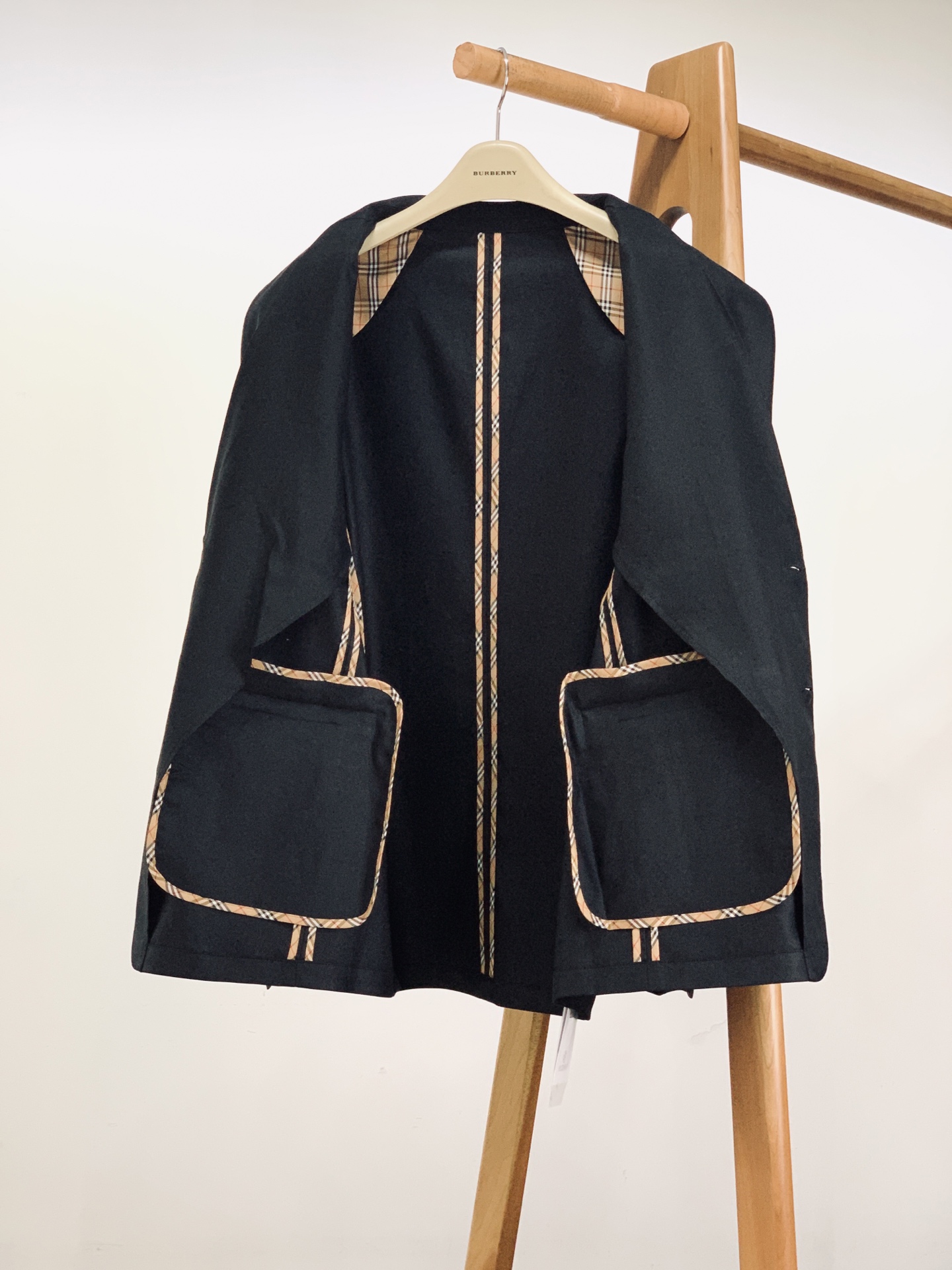 Burberry 巴宝莉 2026SS早春新品 经典休闲单西。高端莱赛尔亚麻混纺面料！上身挺括透气，垂坠