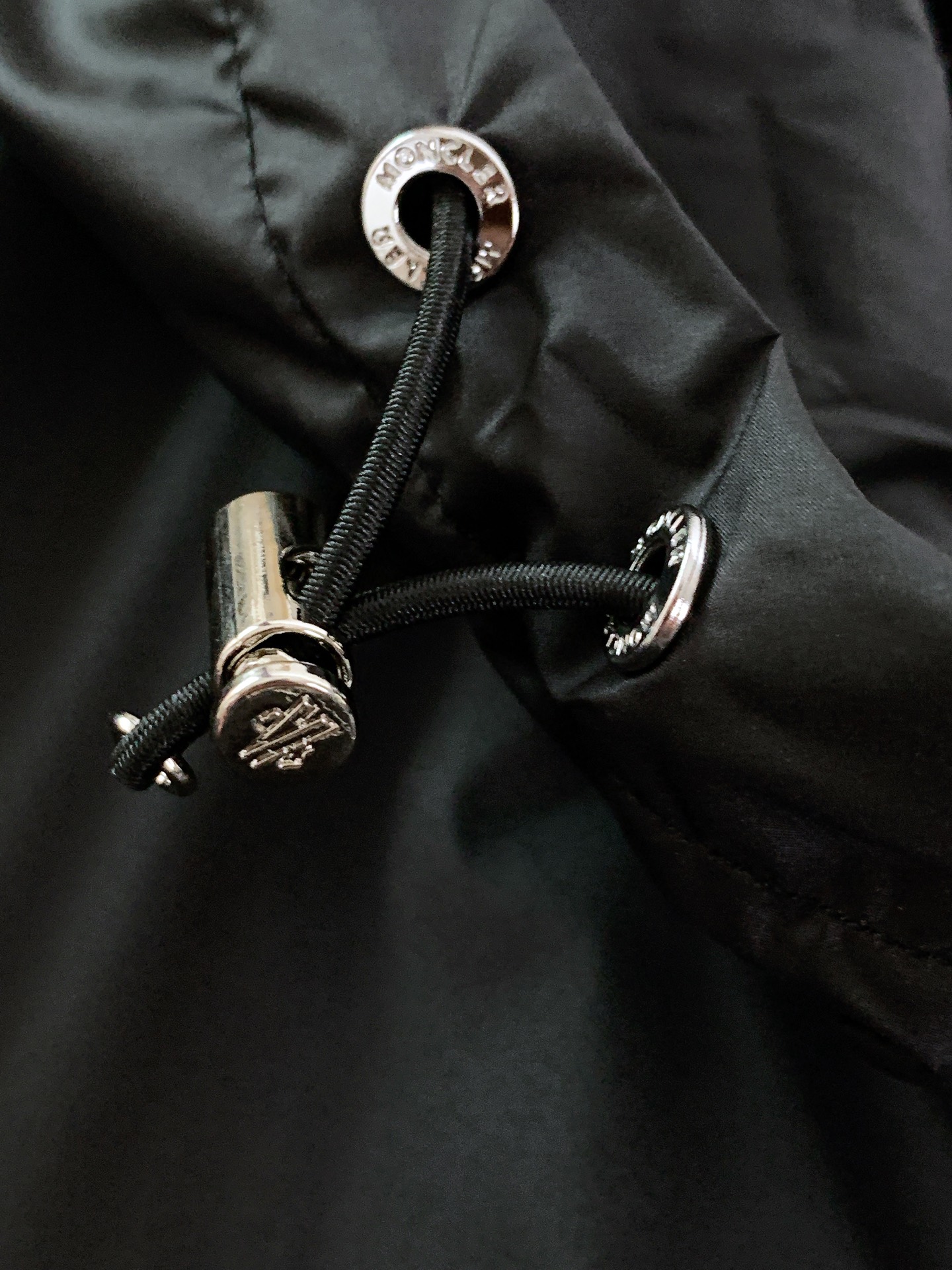 Moncler 蒙口 2026SS早春新品格林诺布尔系列连帽防风夹克。高密防风尼龙面料，防泼水+透气网眼