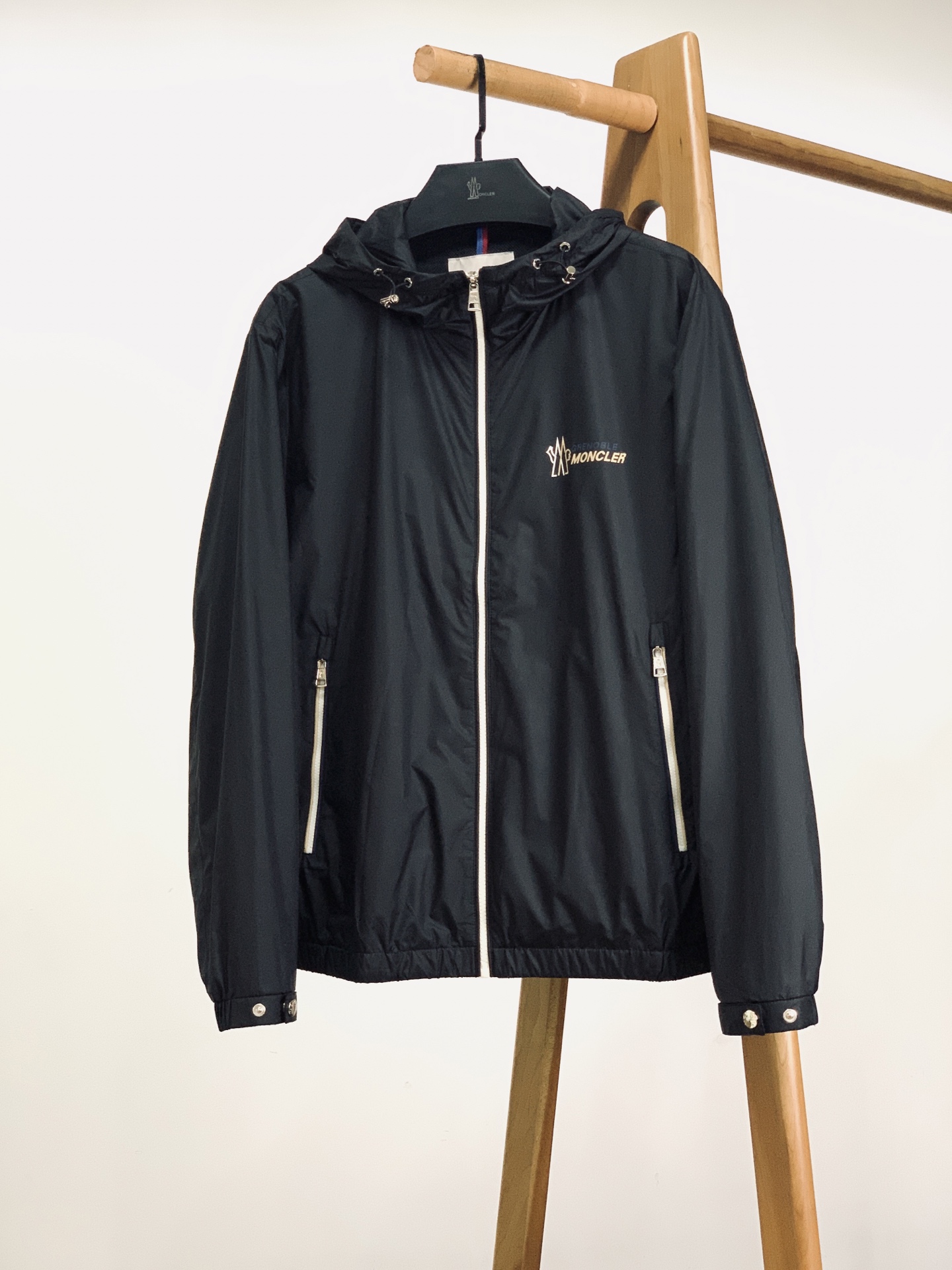 Moncler 蒙口 2026SS早春新品格林诺布尔系列连帽防风夹克。高密防风尼龙面料，防泼水+透气网眼