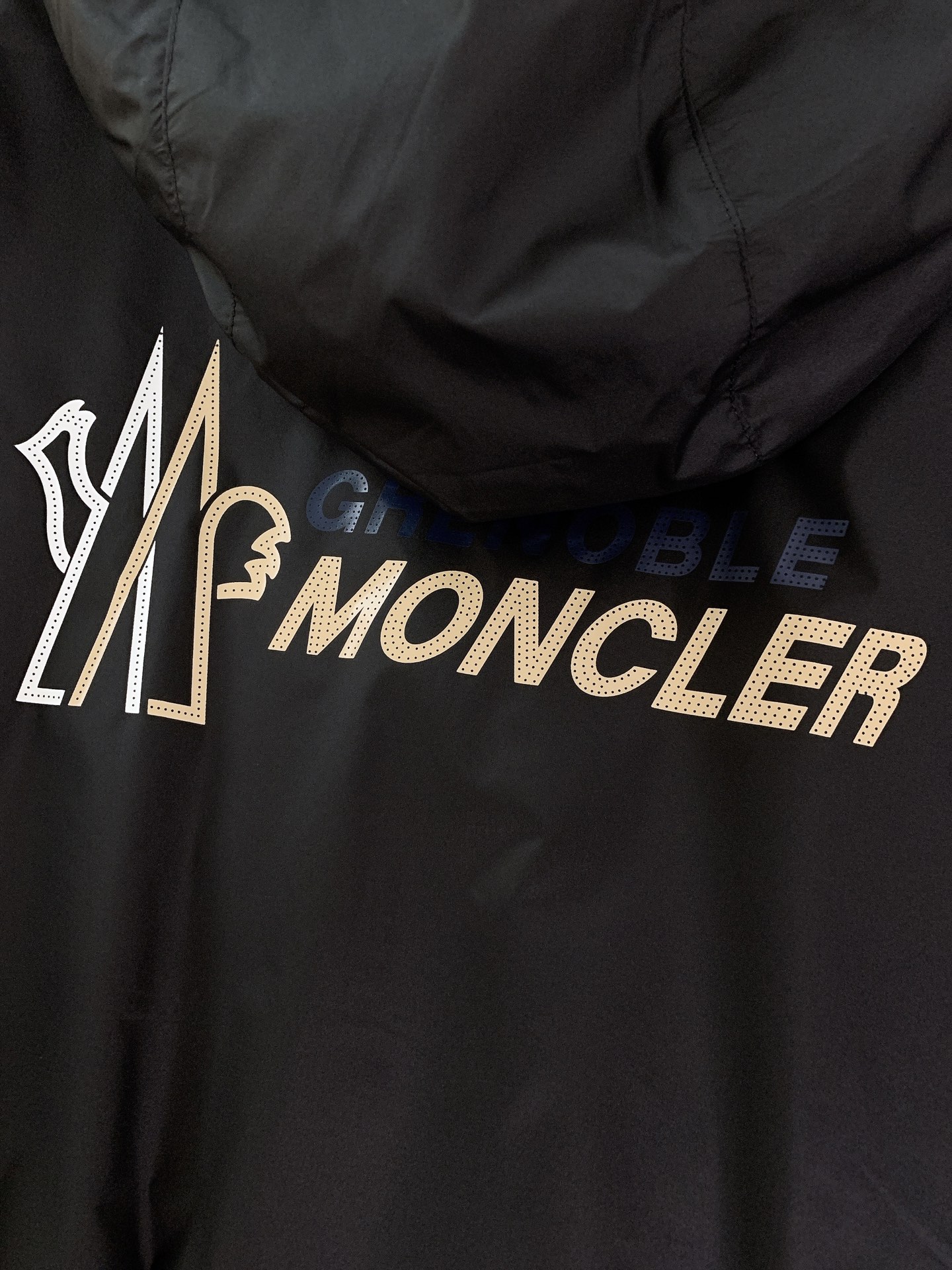 Moncler 蒙口 2026SS早春新品格林诺布尔系列连帽防风夹克。高密防风尼龙面料，防泼水+透气网眼