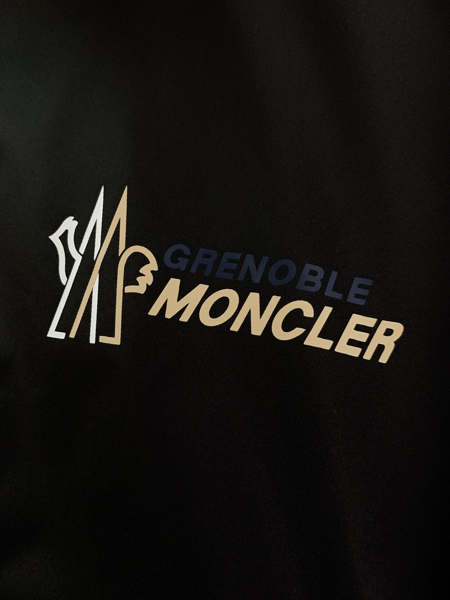 Moncler 蒙口 2026SS早春新品格林诺布尔系列连帽防风夹克。高密防风尼龙面料，防泼水+透气网眼