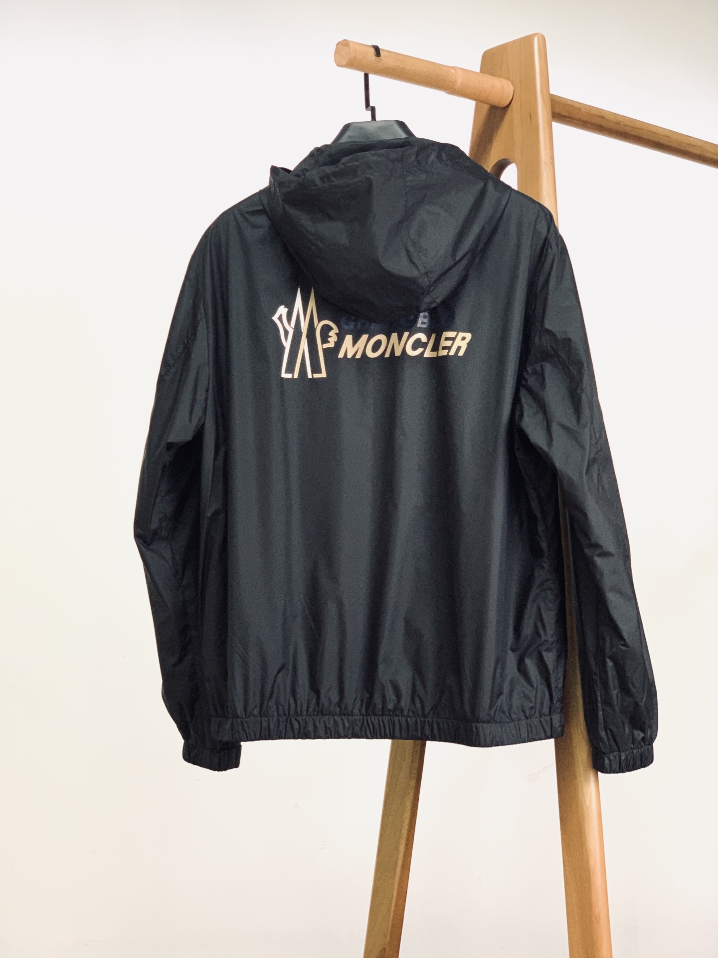 Moncler 蒙口 2026SS早春新品格林诺布尔系列连帽防风夹克。高密防风尼龙面料，防泼水+透气网眼
