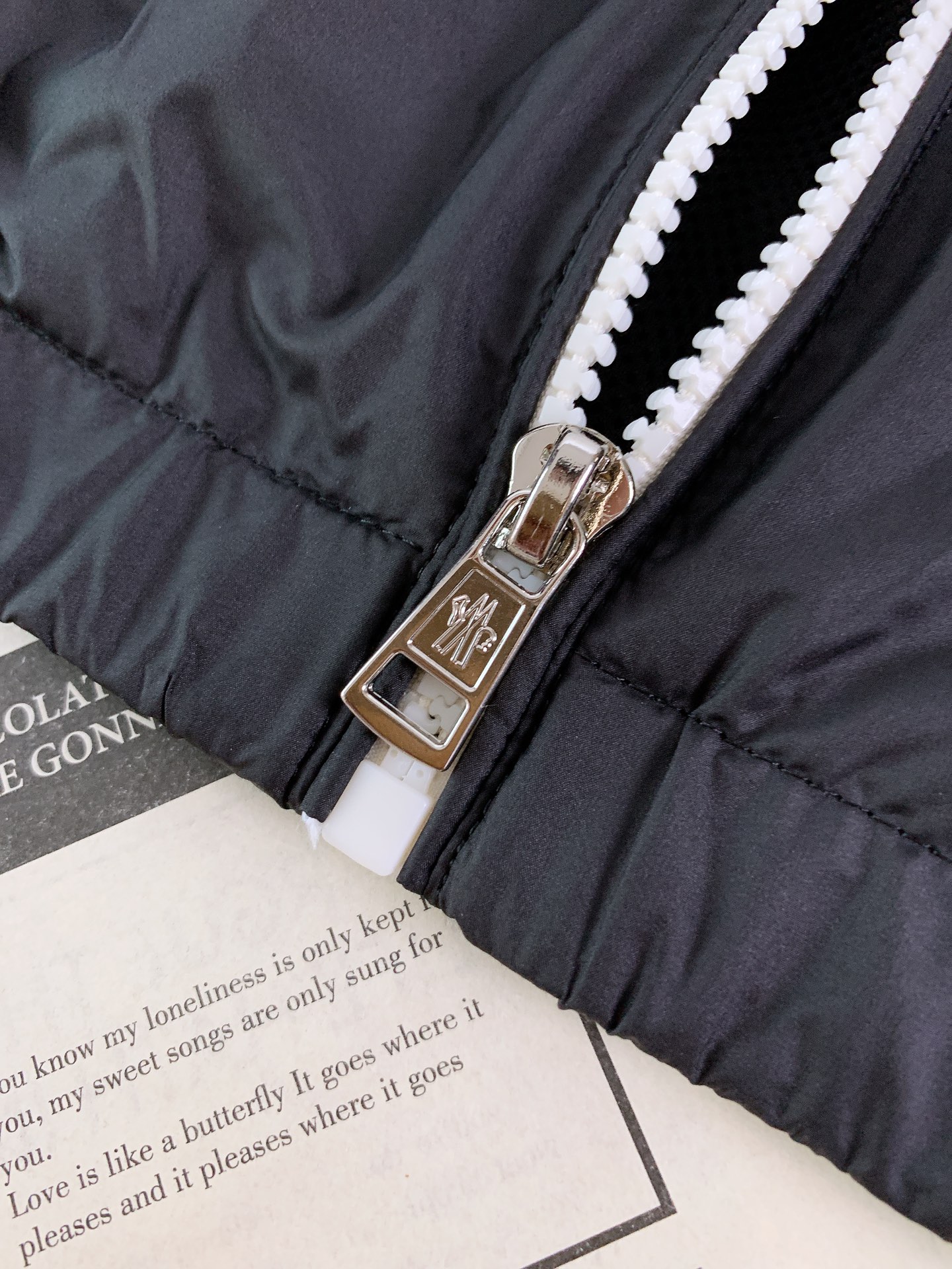 Moncler 蒙口 2026SS早春新品格林诺布尔系列连帽防风夹克。高密防风尼龙面料，防泼水+透气网眼