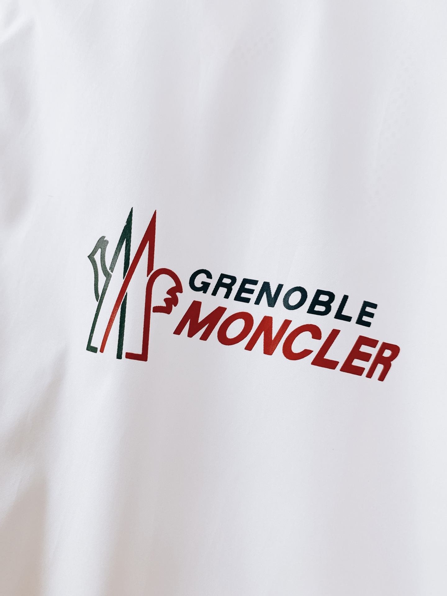Moncler 蒙口 2026SS早春新品格林诺布尔系列连帽防风夹克。高密防风尼龙面料，防泼水+透气网眼