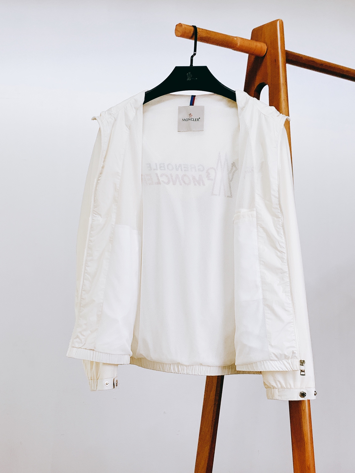 Moncler 蒙口 2026SS早春新品格林诺布尔系列连帽防风夹克。高密防风尼龙面料，防泼水+透气网眼
