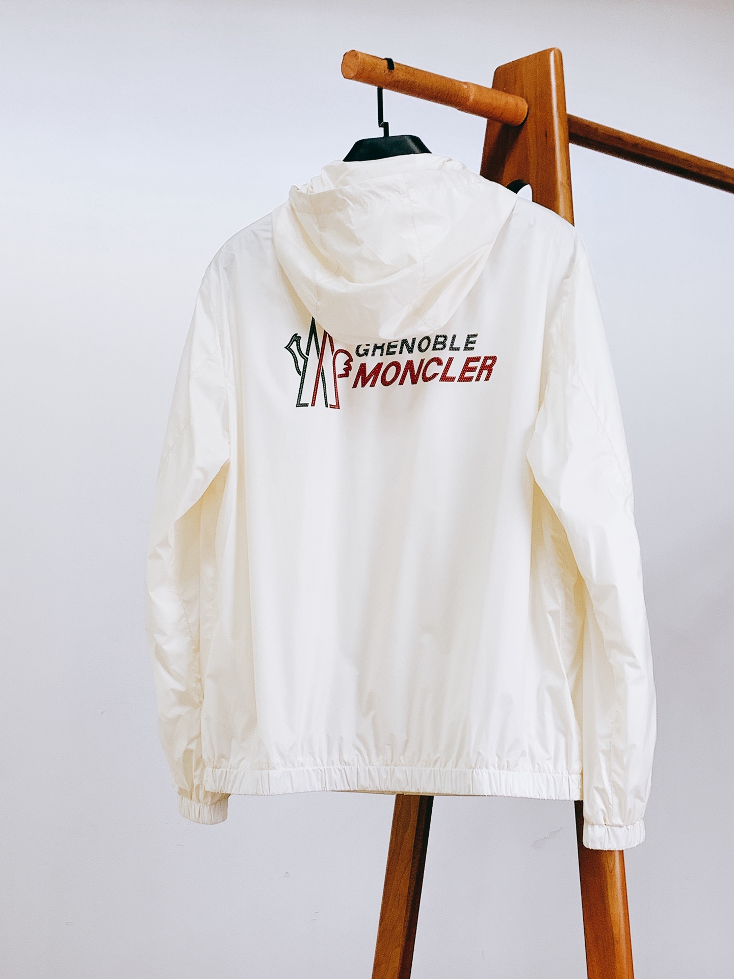 Moncler 蒙口 2026SS早春新品格林诺布尔系列连帽防风夹克。高密防风尼龙面料，防泼水+透气网眼