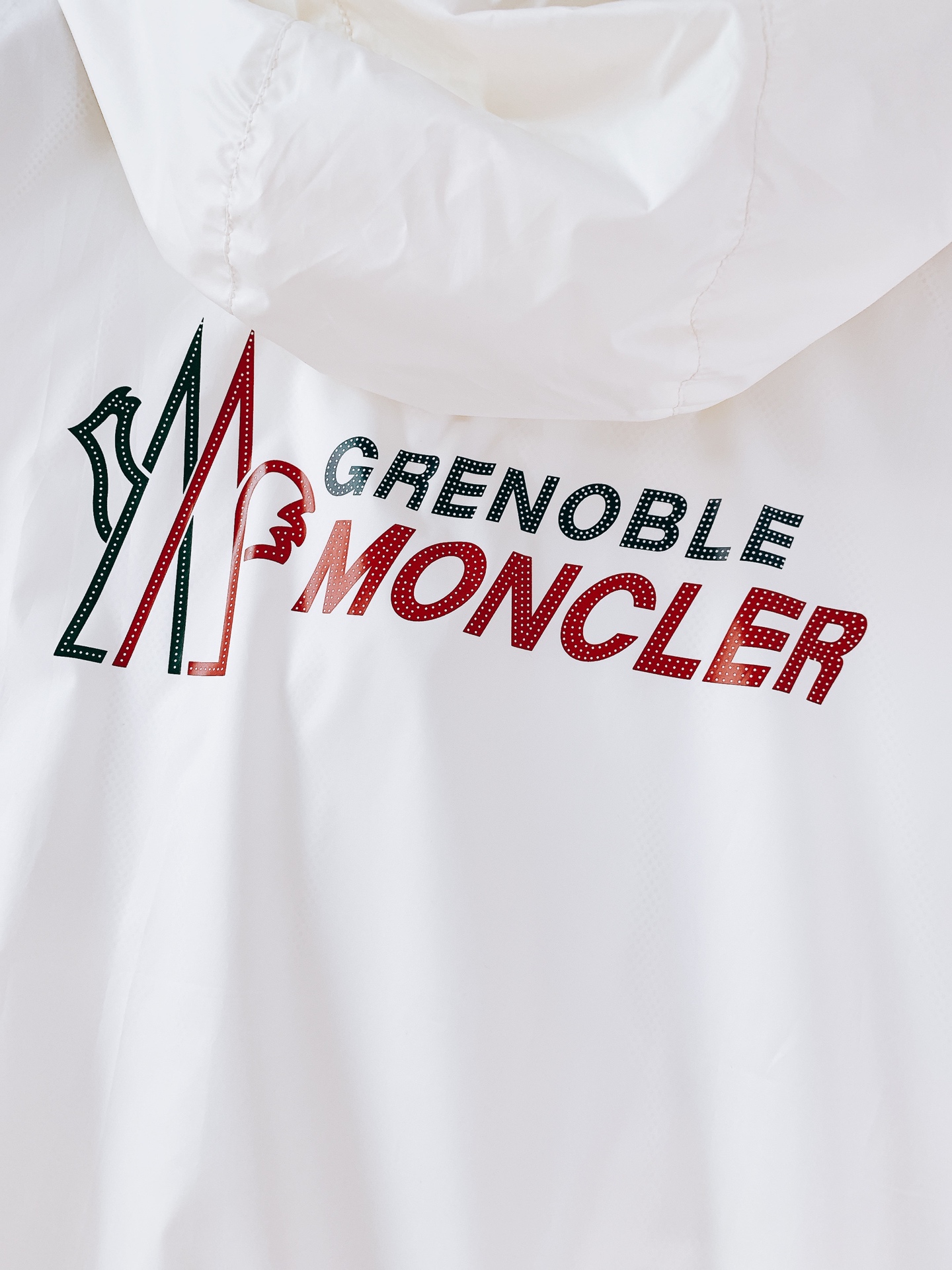 Moncler 蒙口 2026SS早春新品格林诺布尔系列连帽防风夹克。高密防风尼龙面料，防泼水+透气网眼