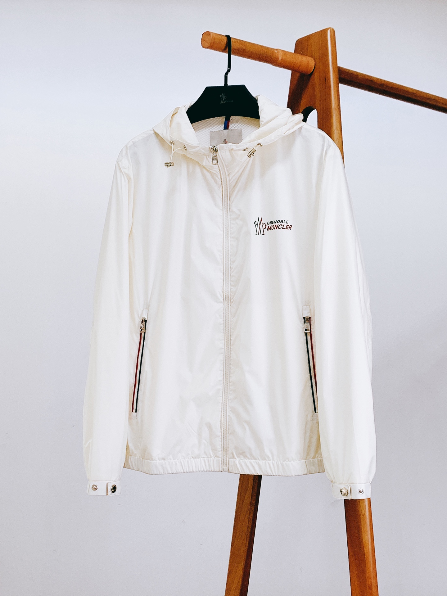 Moncler 蒙口 2026SS早春新品格林诺布尔系列连帽防风夹克。高密防风尼龙面料，防泼水+透气网眼