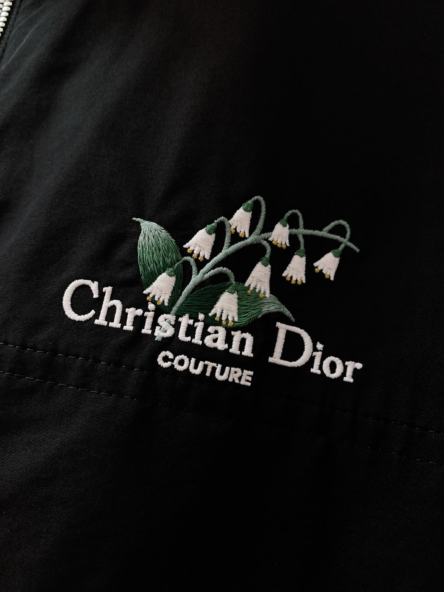Dior Homme 迪奥·桀傲 2026SS早春新品 高定系列铃兰刺绣立领防风夹克。高密防风梭织面料，