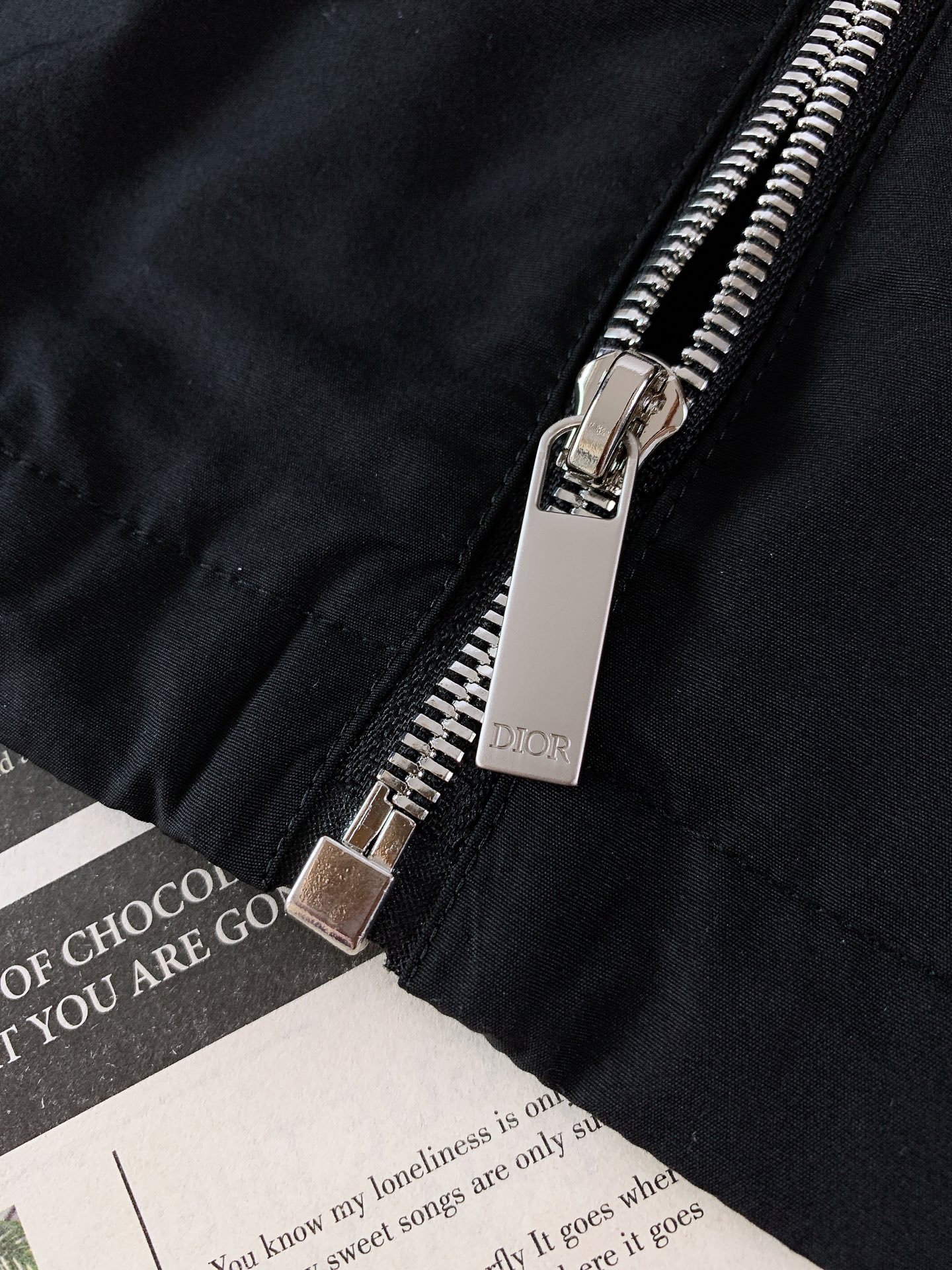 Dior Homme 迪奥·桀傲 2026SS早春新品 高定系列铃兰刺绣立领防风夹克。高密防风梭织面料，