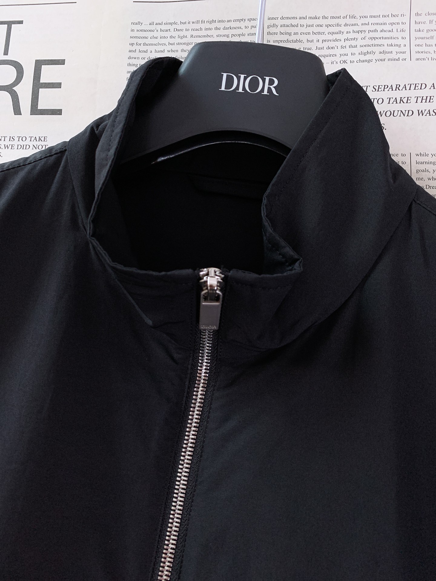 Dior Homme 迪奥·桀傲 2026SS早春新品 高定系列铃兰刺绣立领防风夹克。高密防风梭织面料，