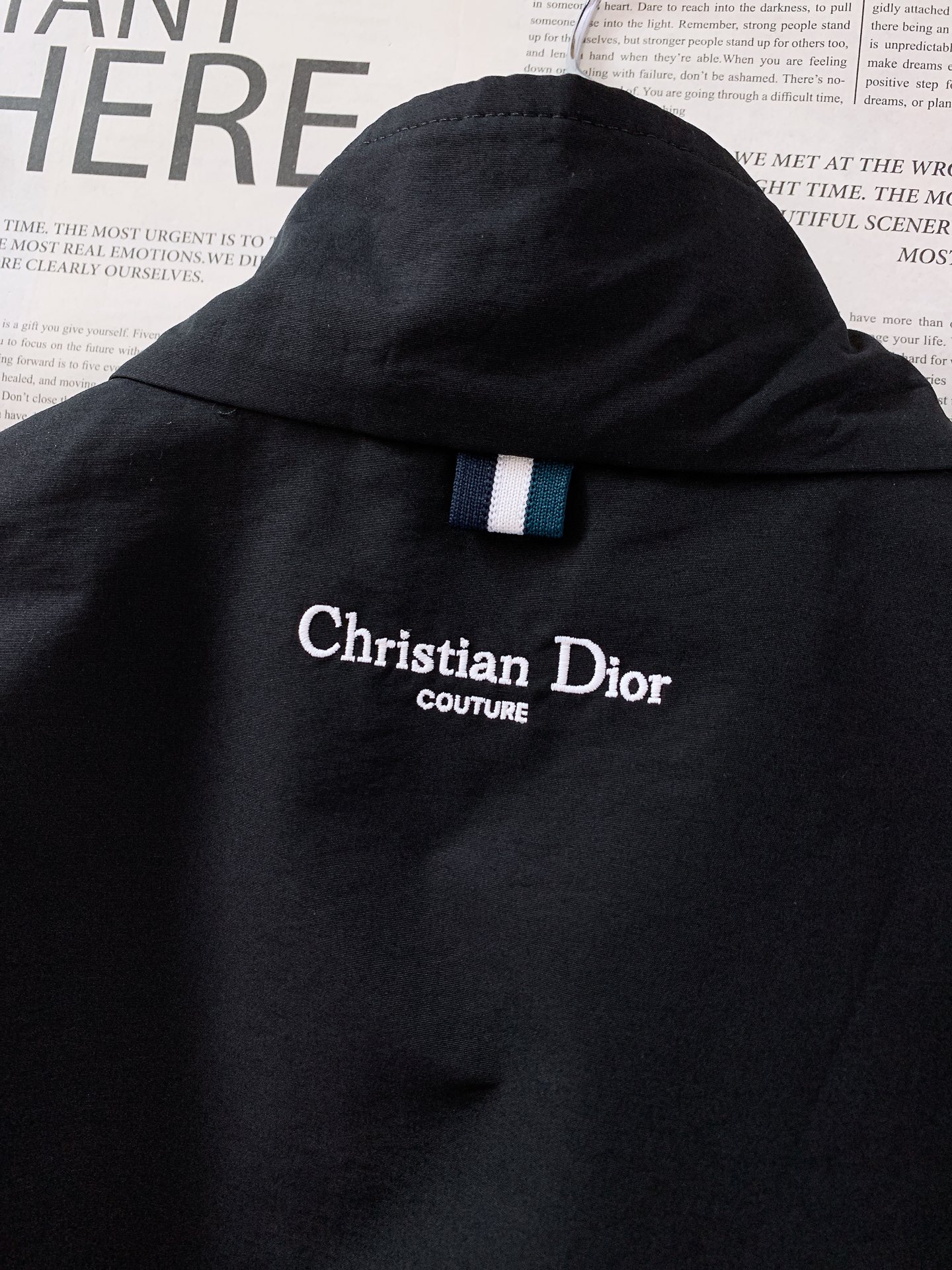 Dior Homme 迪奥·桀傲 2026SS早春新品 高定系列铃兰刺绣立领防风夹克。高密防风梭织面料，