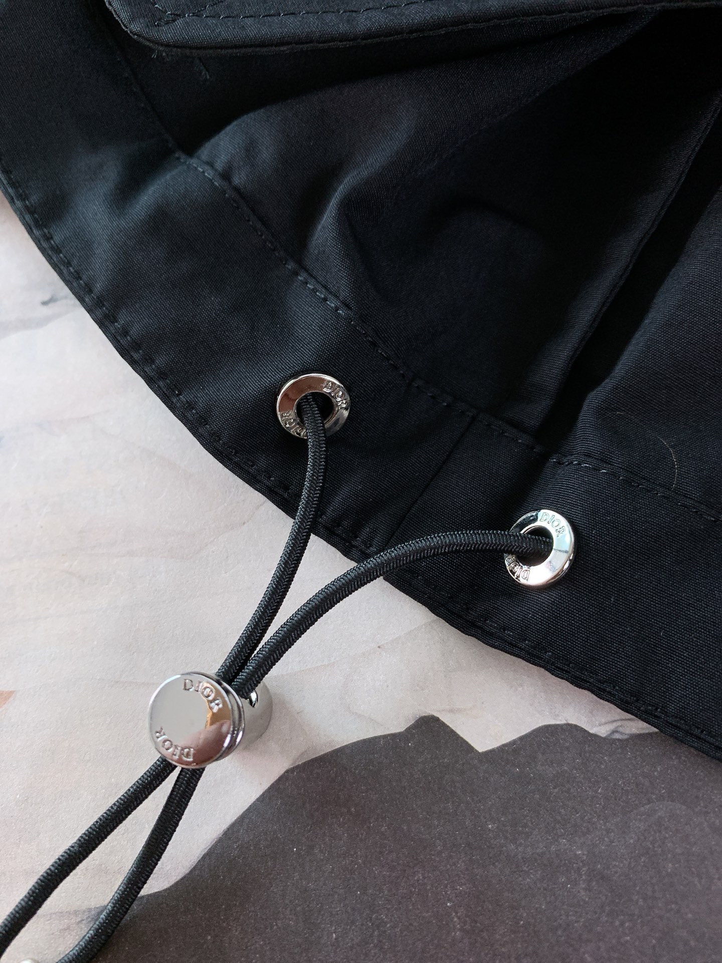 Dior Homme 迪奥·桀傲 2026SS早春新品 高定系列铃兰刺绣立领防风夹克。高密防风梭织面料，