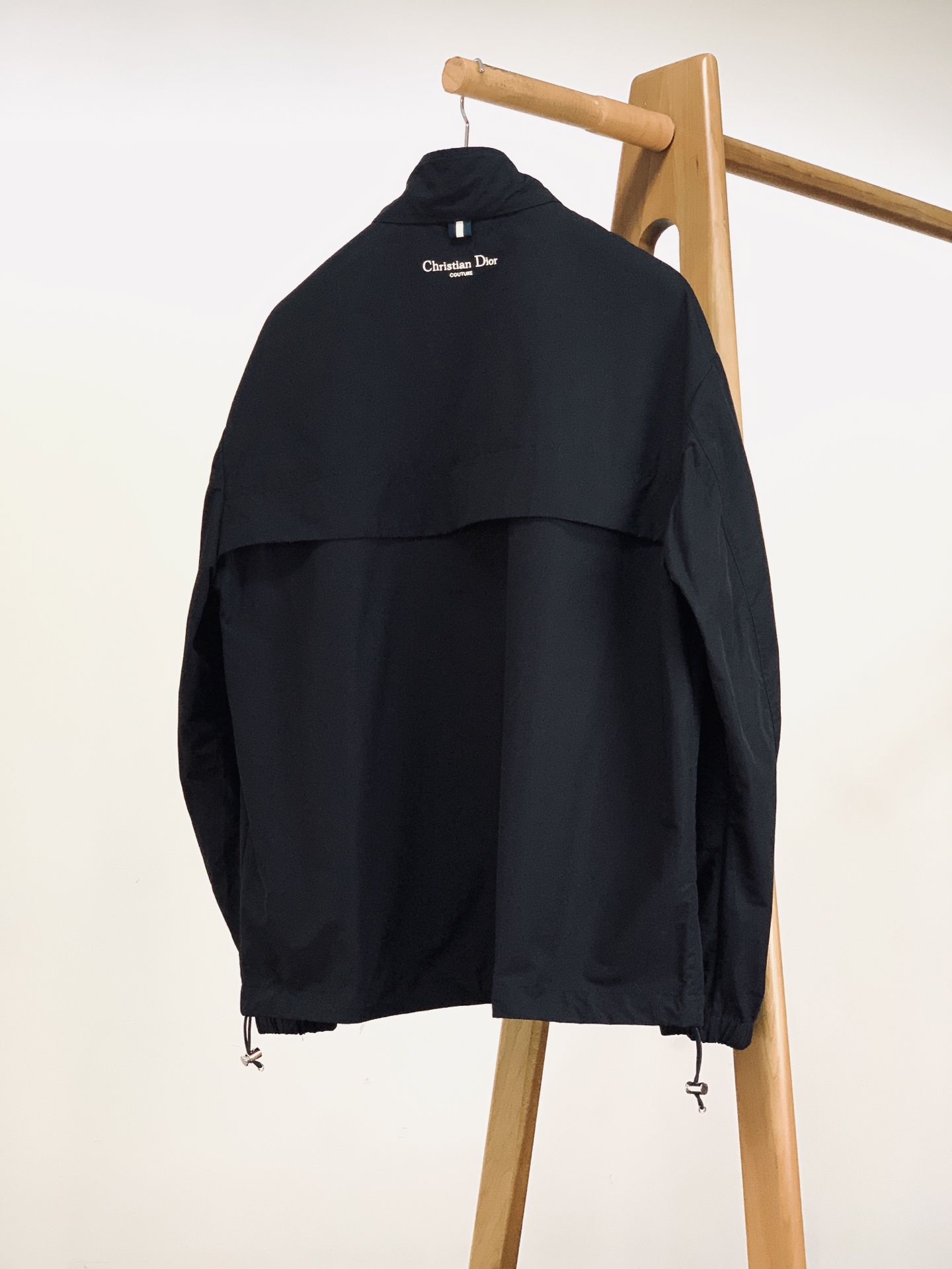 Dior Homme 迪奥·桀傲 2026SS早春新品 高定系列铃兰刺绣立领防风夹克。高密防风梭织面料，