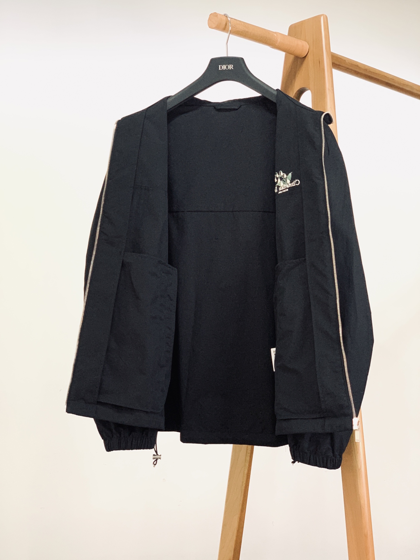Dior Homme 迪奥·桀傲 2026SS早春新品 高定系列铃兰刺绣立领防风夹克。高密防风梭织面料，