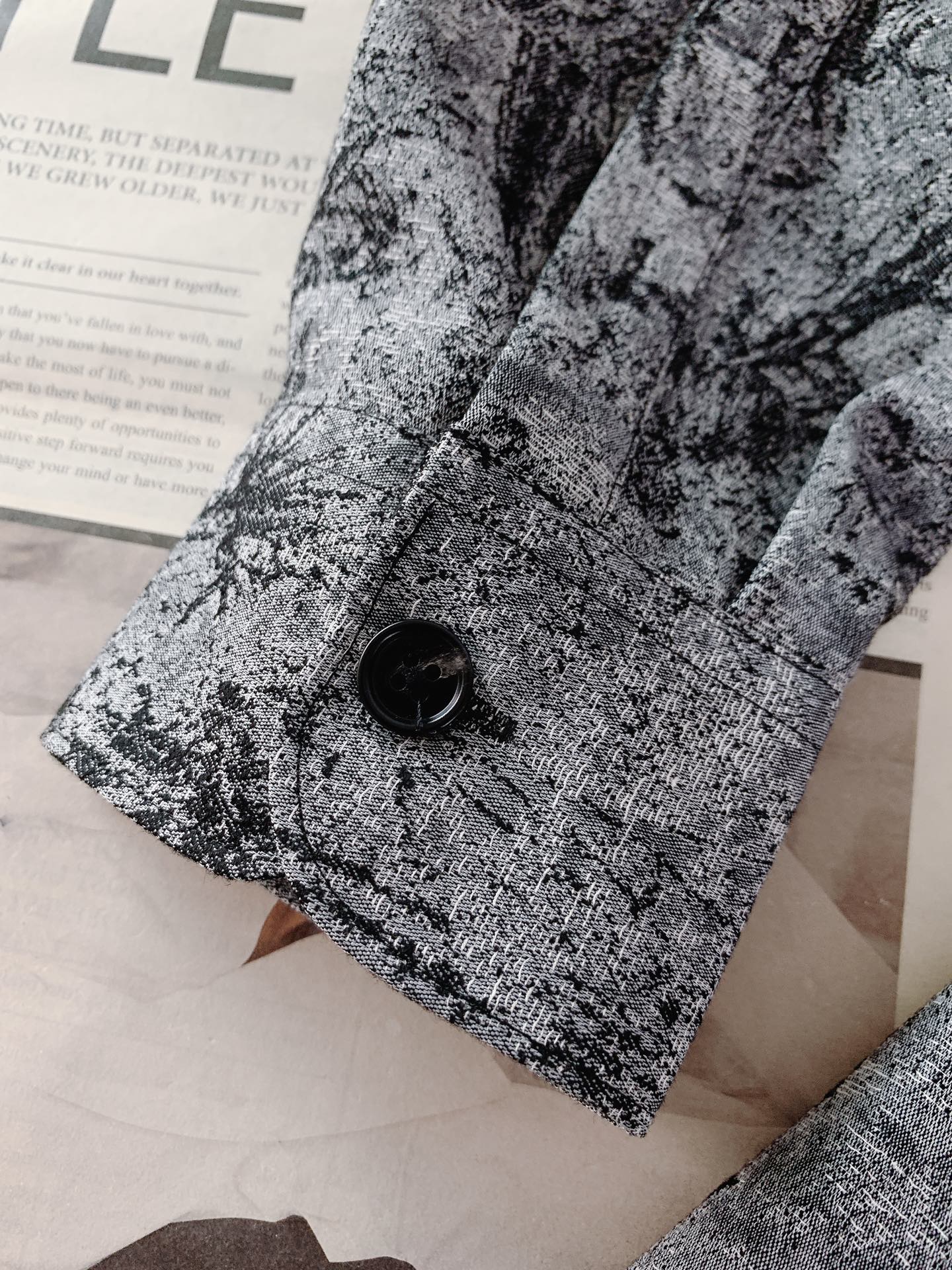 Dior Homme 迪奥·桀傲 2026SS早春新品 水墨晕染拉链衬衫式外套。甄选高密定制面料，自带做