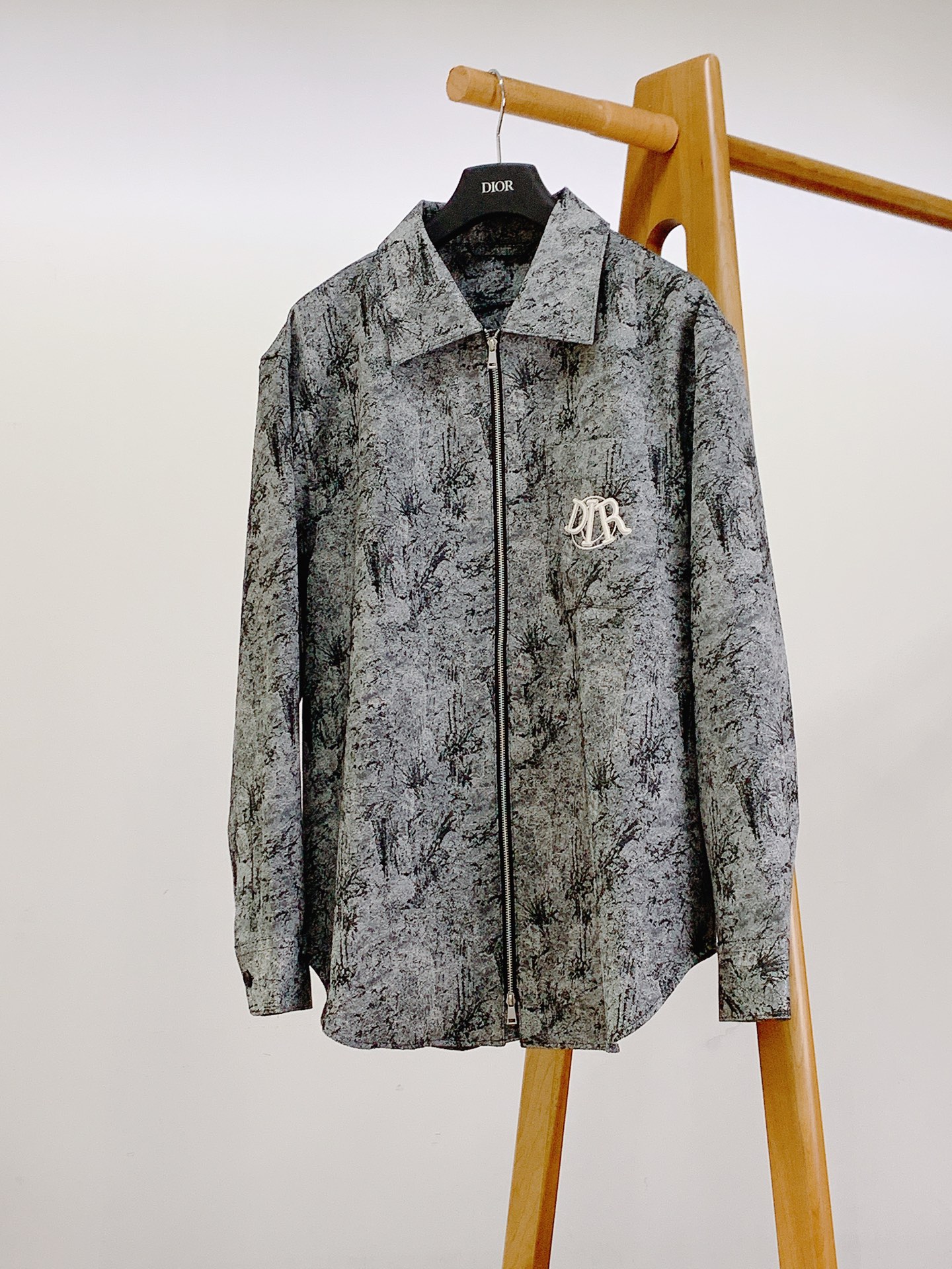 Dior Homme 迪奥·桀傲 2026SS早春新品 水墨晕染拉链衬衫式外套。甄选高密定制面料，自带做