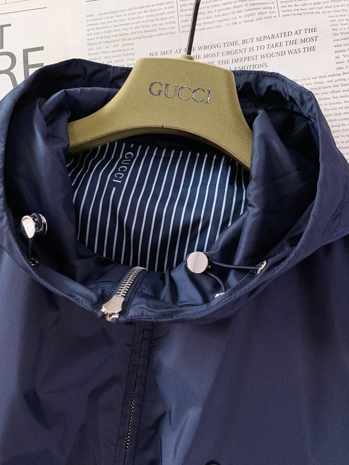 Gucci 古驰 2026SS早春新品 经典藏青色连帽防风夹克。甄选高密防风尼龙面料，自带防泼水属性，轻
