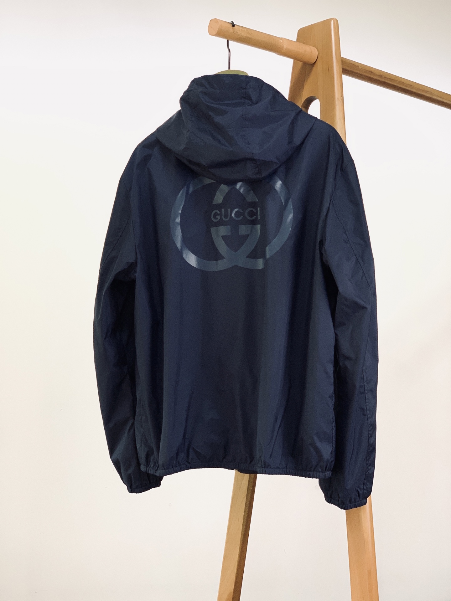 Gucci 古驰 2026SS早春新品 经典藏青色连帽防风夹克。甄选高密防风尼龙面料，自带防泼水属性，轻