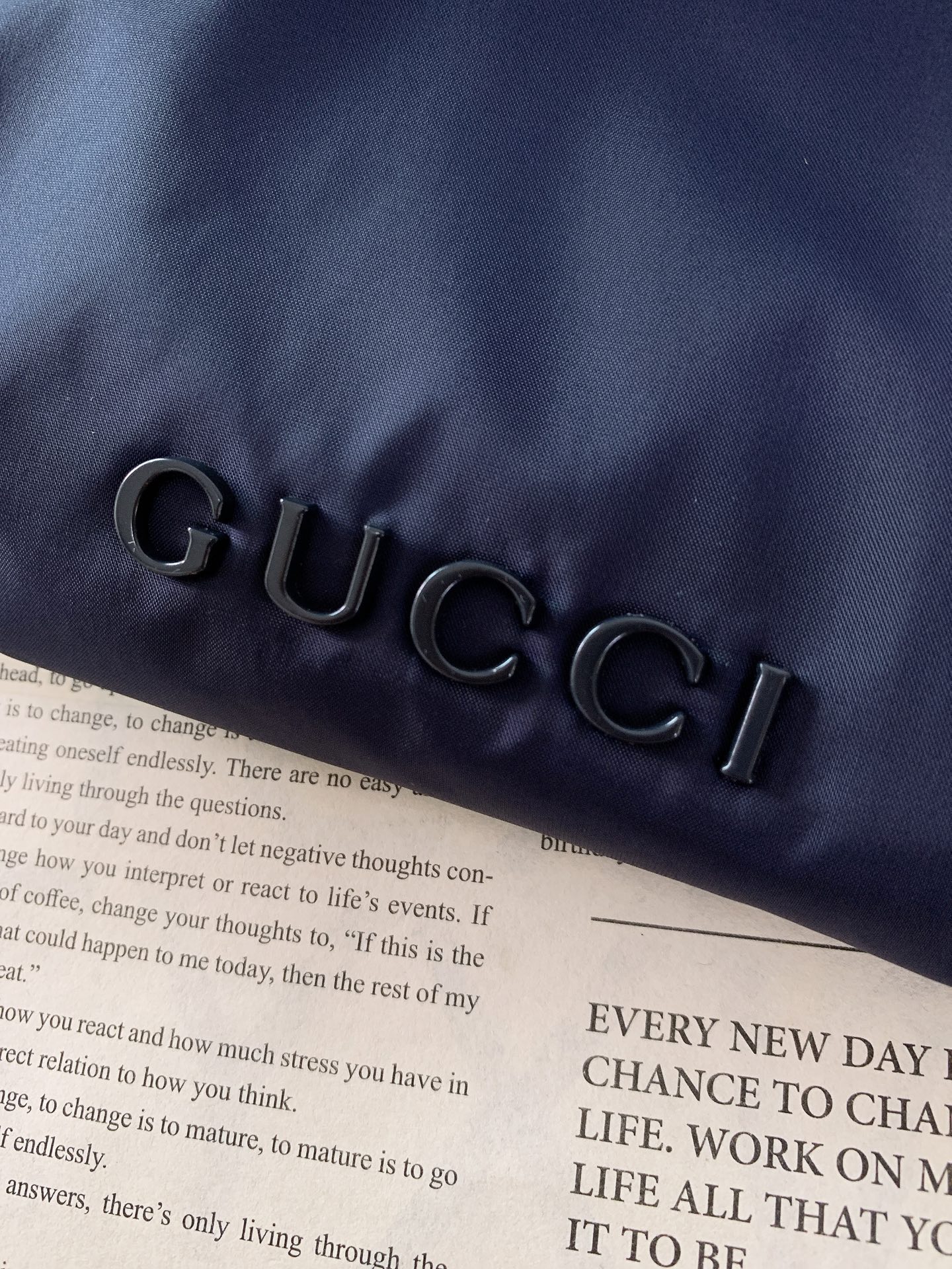 Gucci 古驰 2026SS早春新品 经典藏青色连帽防风夹克。甄选高密防风尼龙面料，自带防泼水属性，轻