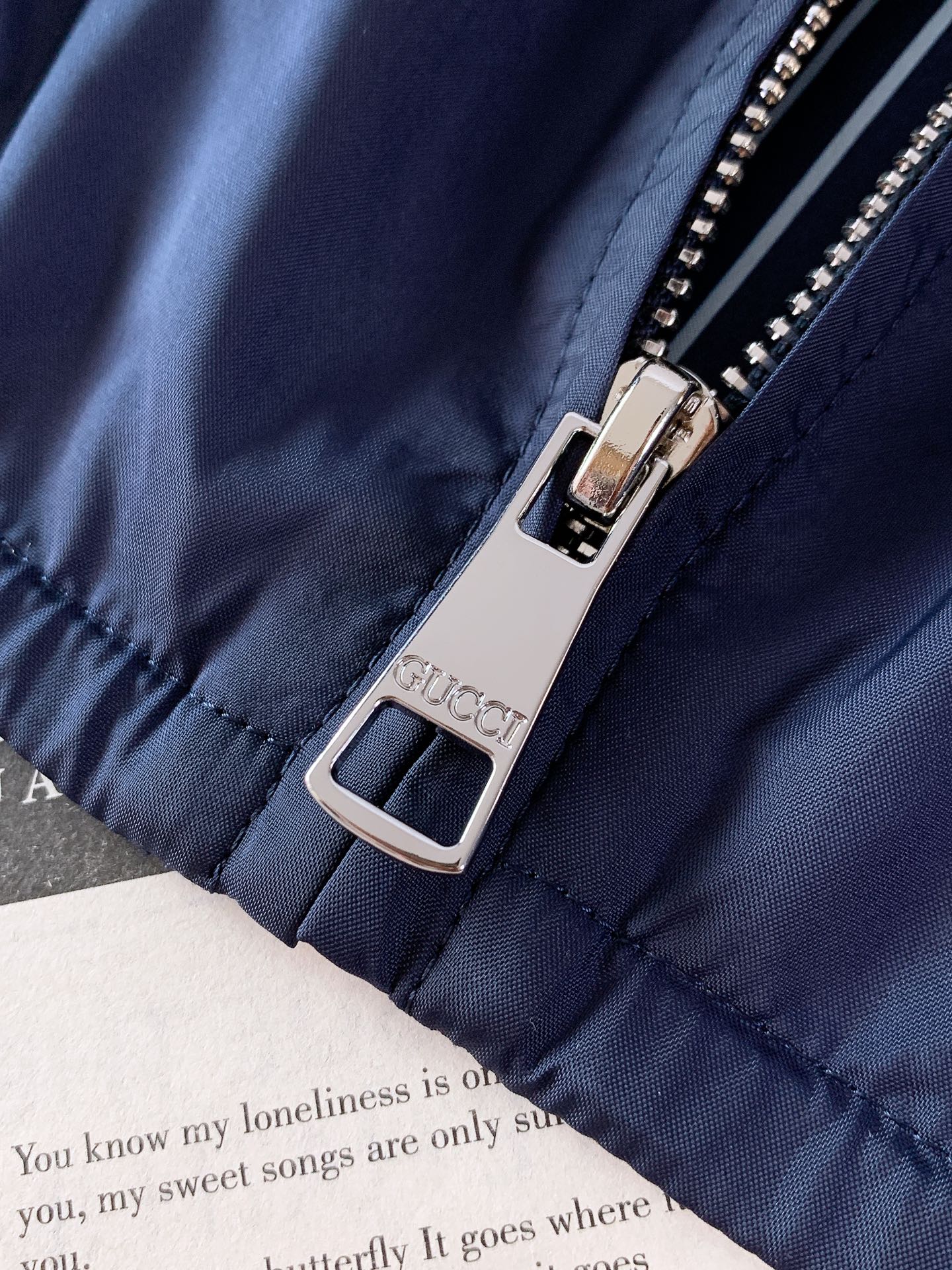 Gucci 古驰 2026SS早春新品 经典藏青色连帽防风夹克。甄选高密防风尼龙面料，自带防泼水属性，轻