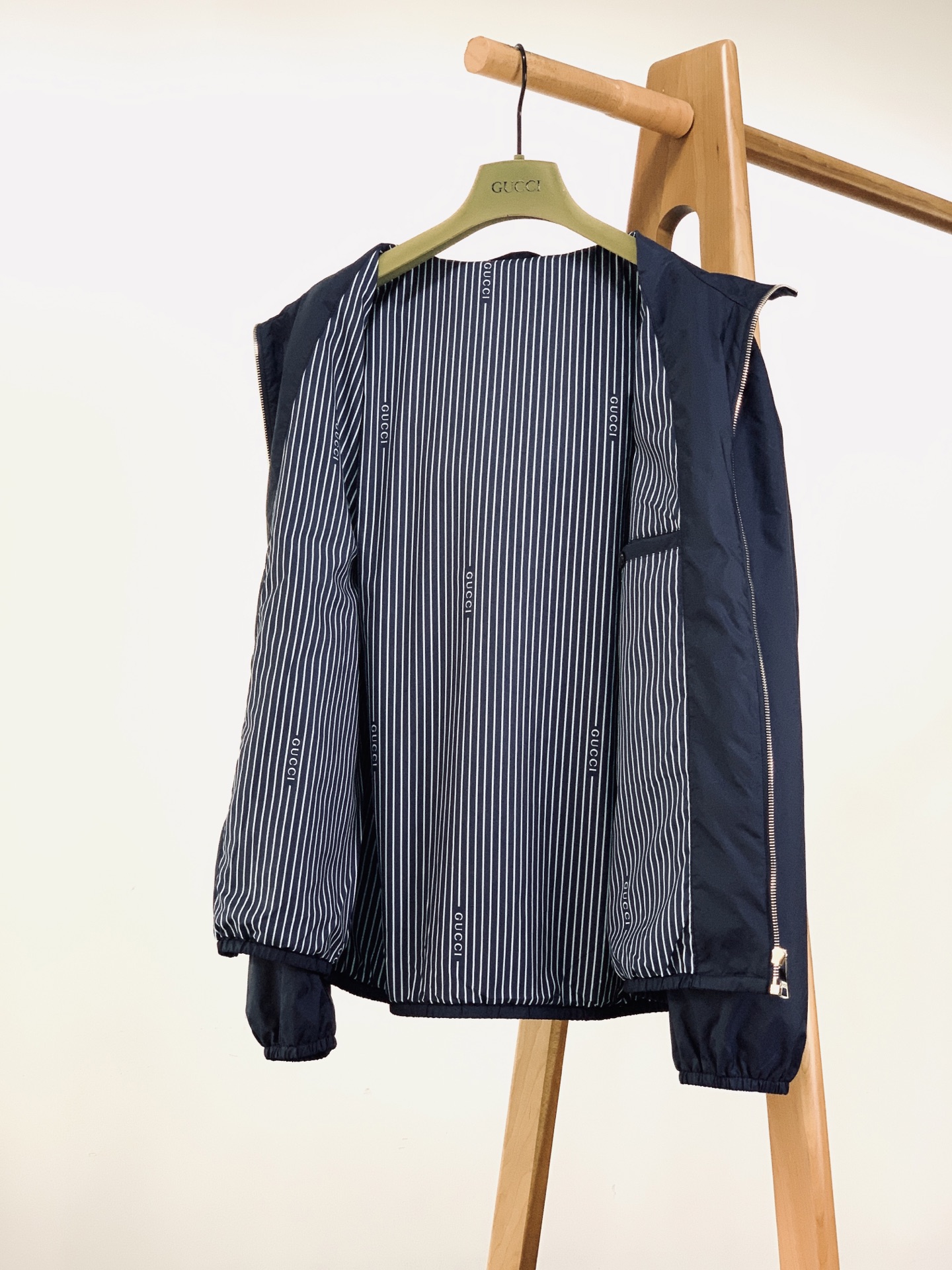 Gucci 古驰 2026SS早春新品 经典藏青色连帽防风夹克。甄选高密防风尼龙面料，自带防泼水属性，轻