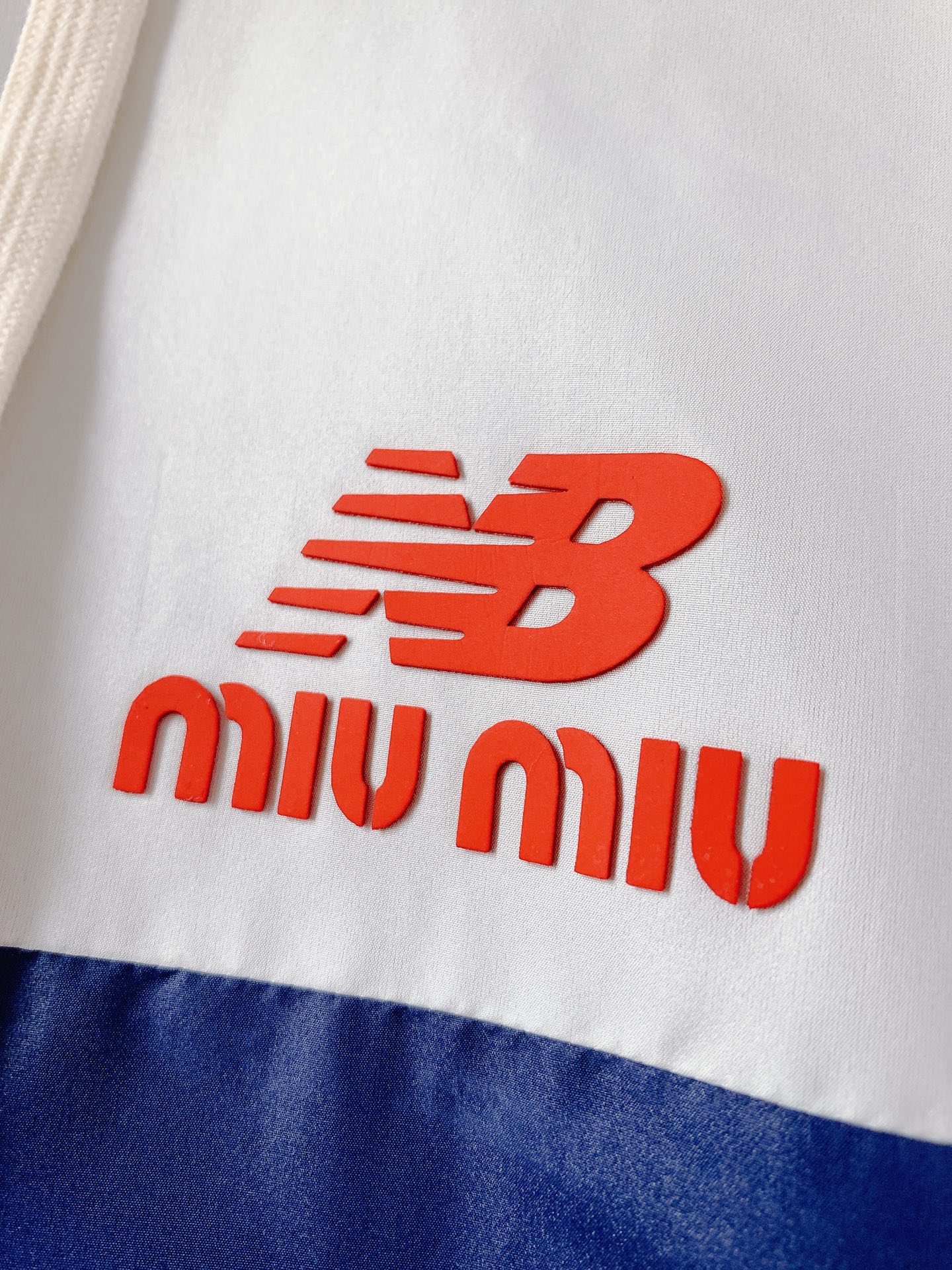 New Balance x Miu Miu 缪缪 2026联名款连帽防风夹克，甜酷风拉满的年度神款！甄选