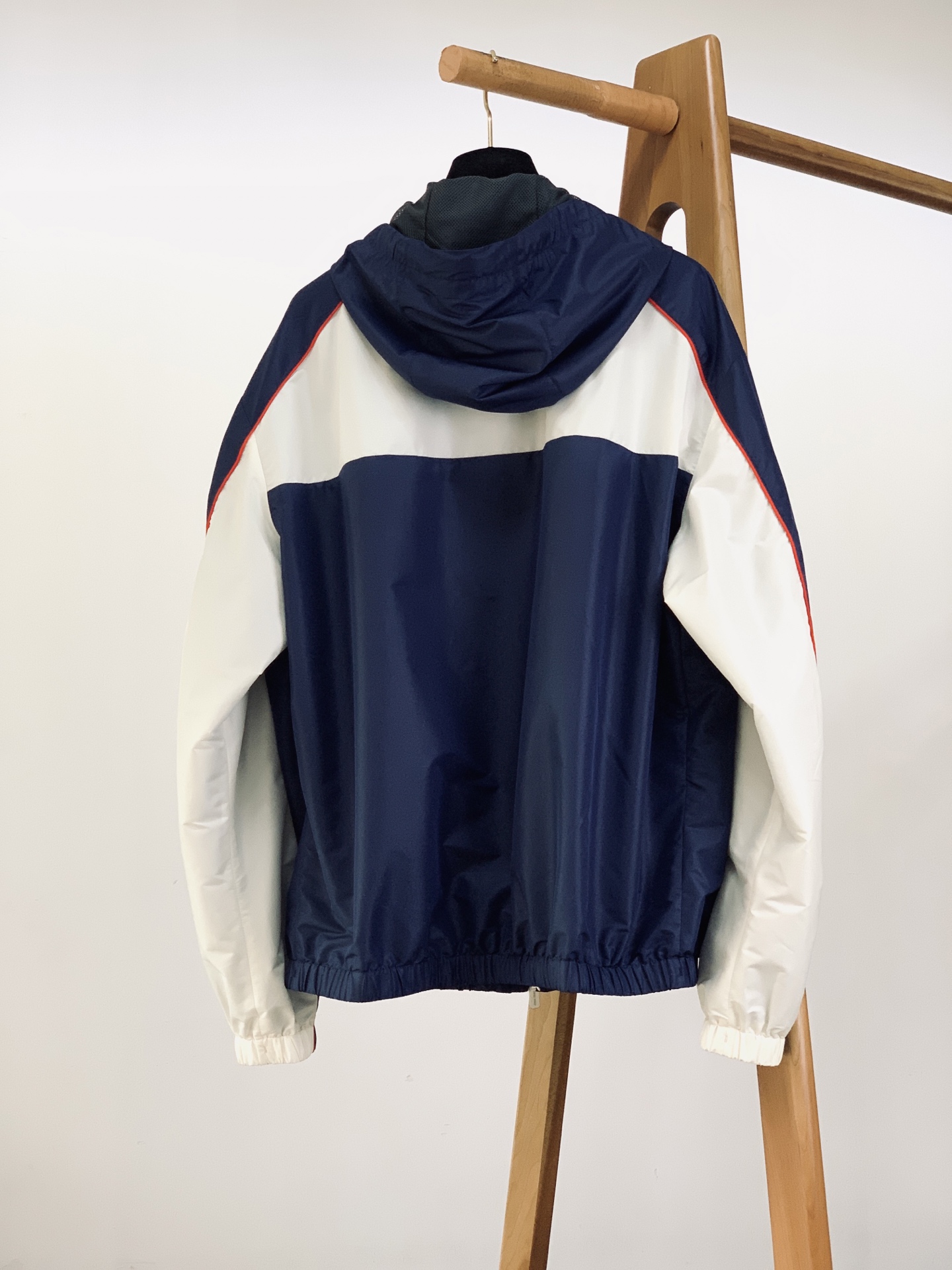 New Balance x Miu Miu 缪缪 2026联名款连帽防风夹克，甜酷风拉满的年度神款！甄选