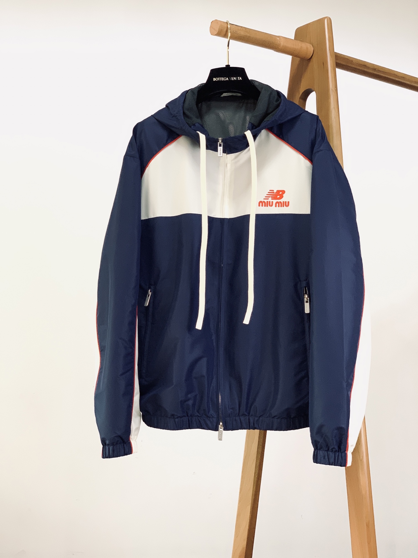 New Balance x Miu Miu 缪缪 2026联名款连帽防风夹克，甜酷风拉满的年度神款！甄选