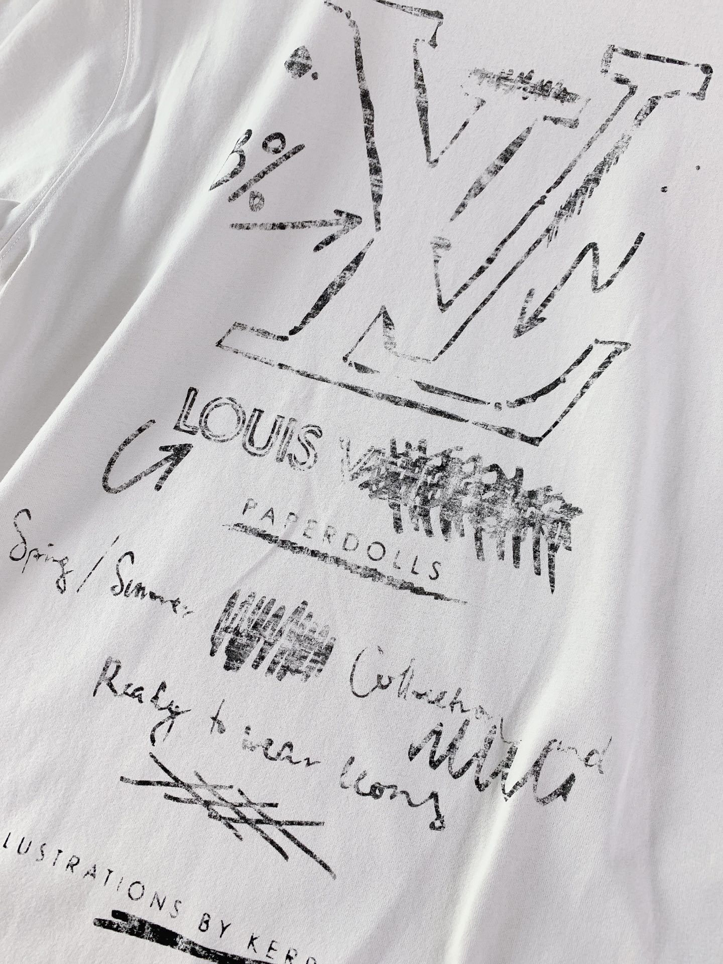 LouisVuitton 路易威登 2026SS春夏新品涂鸦做旧T恤。甄选高支高密亲肤棉面料，软糯透气，