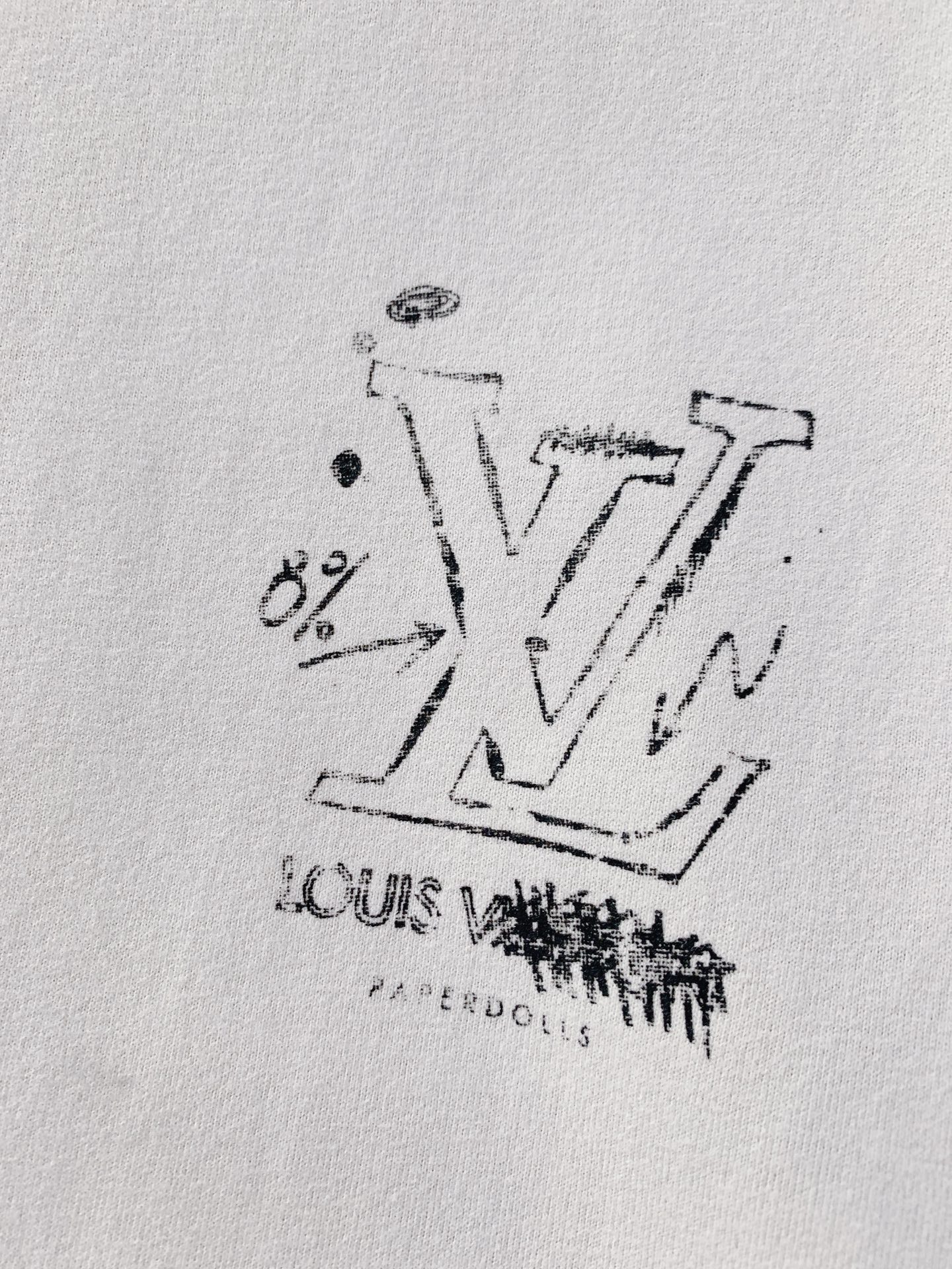 LouisVuitton 路易威登 2026SS春夏新品涂鸦做旧T恤。甄选高支高密亲肤棉面料，软糯透气，