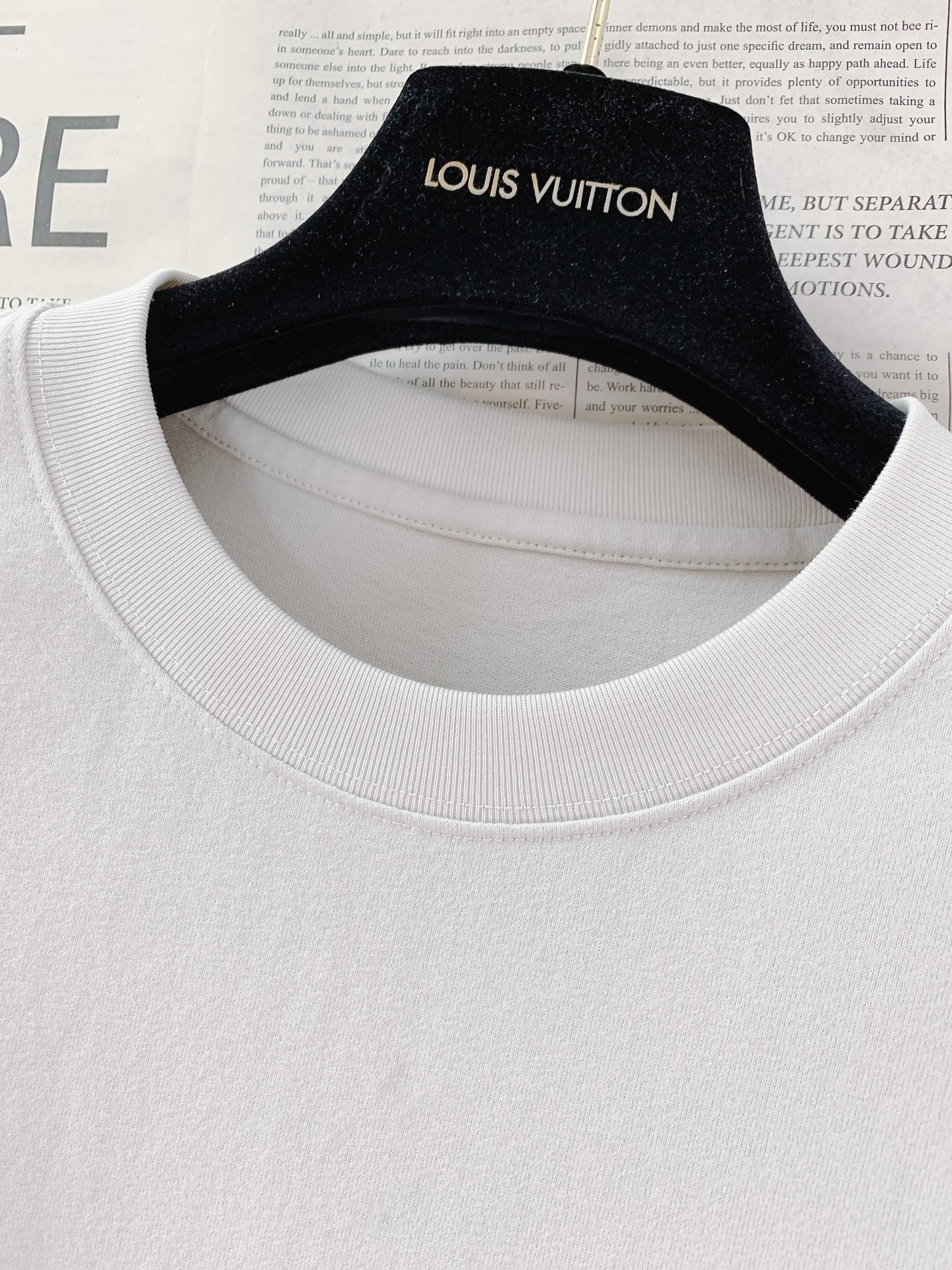 LouisVuitton 路易威登 2026SS春夏新品涂鸦做旧T恤。甄选高支高密亲肤棉面料，软糯透气，