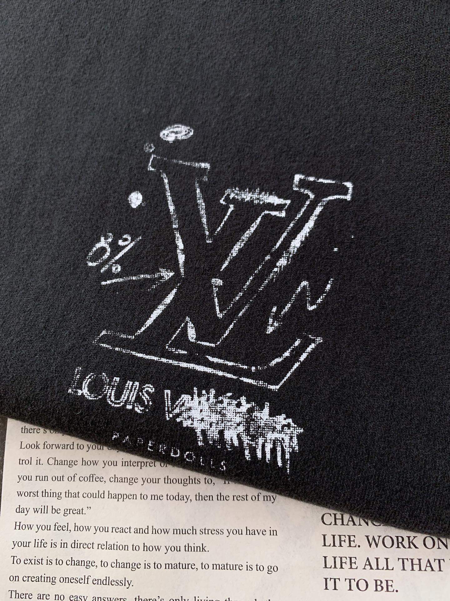 LouisVuitton 路易威登 2026SS春夏新品涂鸦做旧T恤。甄选高支高密亲肤棉面料，软糯透气，