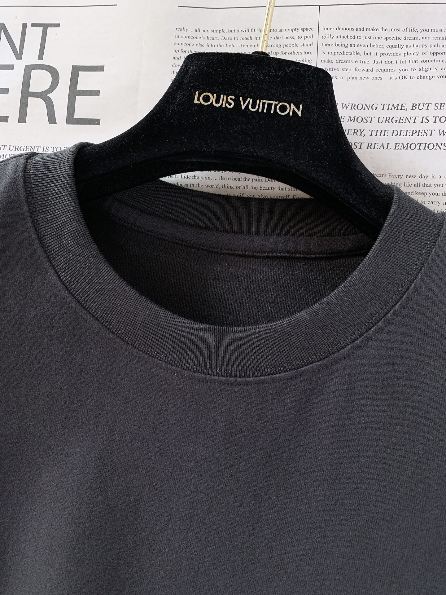LouisVuitton 路易威登 2026SS春夏新品涂鸦做旧T恤。甄选高支高密亲肤棉面料，软糯透气，