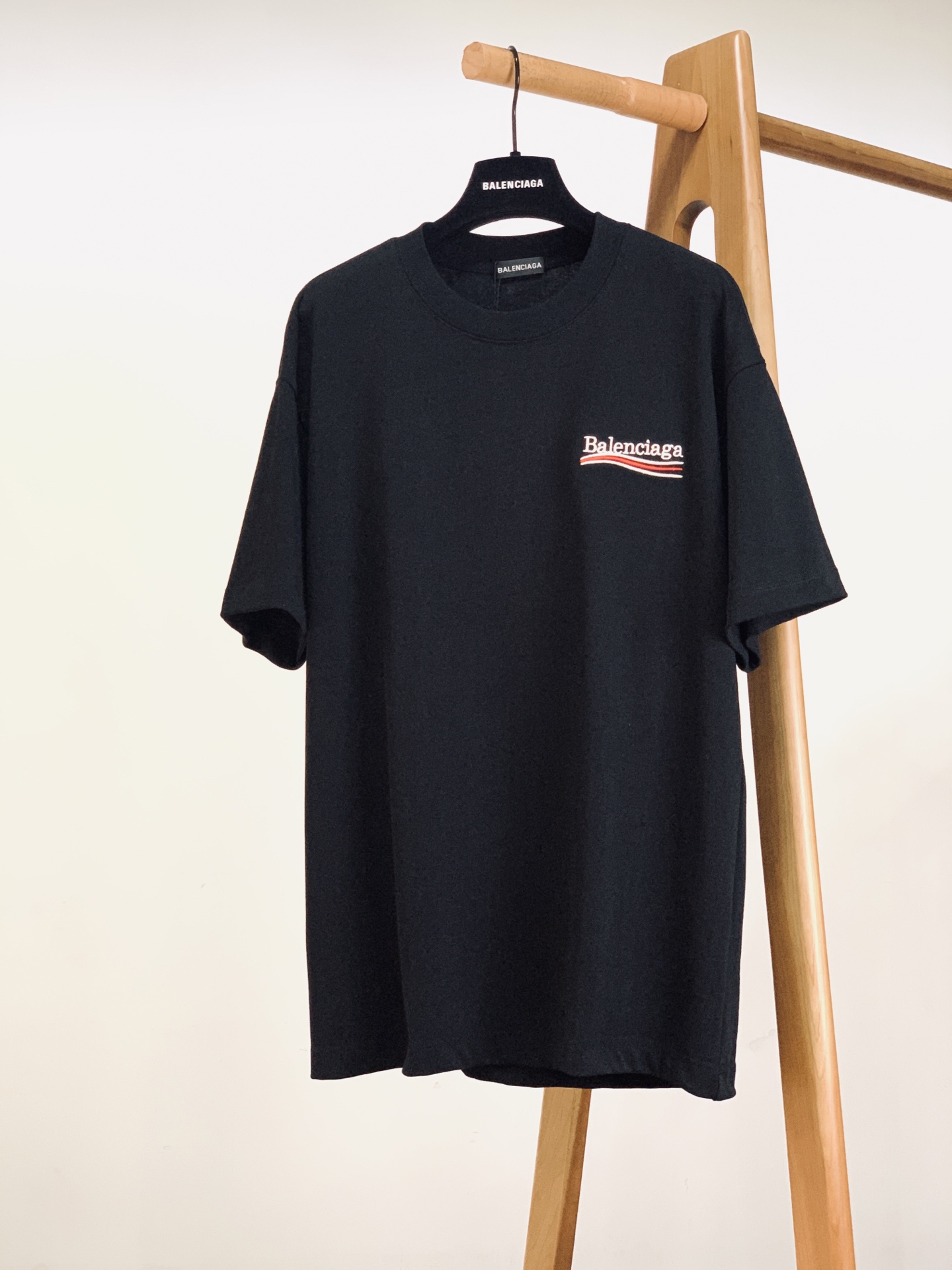 𝐁𝐚𝐥𝐞𝐧𝐜𝐢𝐚𝐠𝐚 巴黎世家 经典波浪刺绣短袖T恤高克重重磅纯棉，软糯亲肤，挺括不塌，久穿不变形正反双