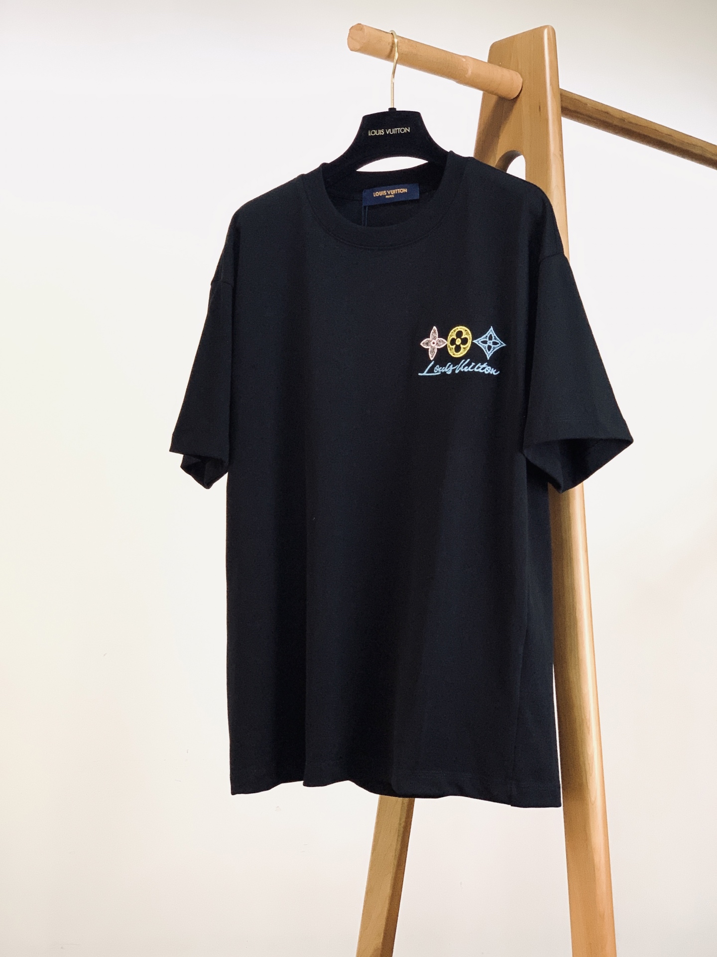 LouisVuitton 路易威登 2026SS春夏新品彩色老花刺绣短袖T恤。高克重重磅纯棉，软糯亲肤，