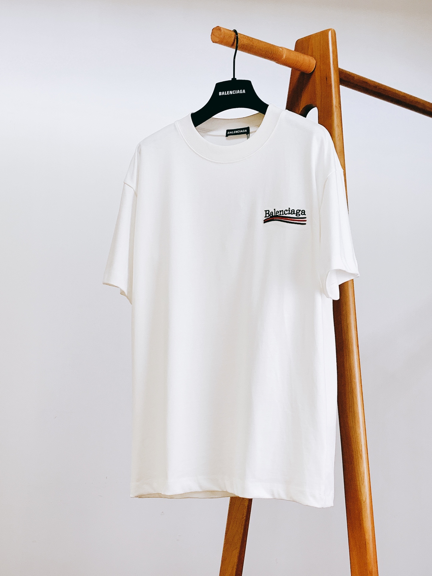 𝐁𝐚𝐥𝐞𝐧𝐜𝐢𝐚𝐠𝐚 巴黎世家 经典波浪刺绣短袖T恤高克重重磅纯棉，软糯亲肤，挺括不塌，久穿不变形正反双