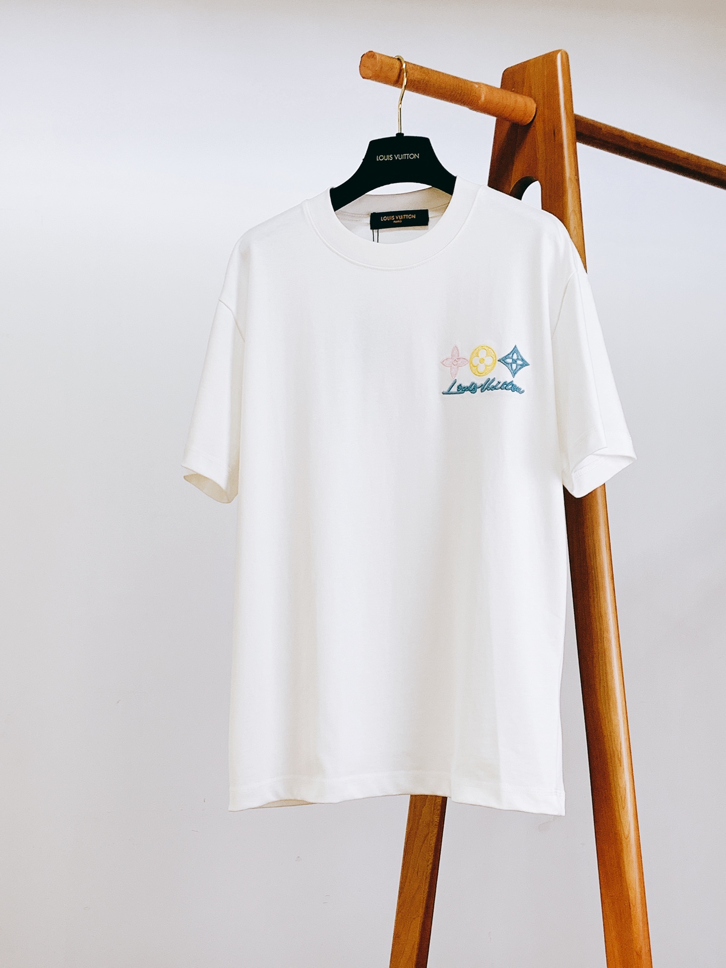 LouisVuitton 路易威登 2026SS春夏新品彩色老花刺绣短袖T恤。高克重重磅纯棉，软糯亲肤，