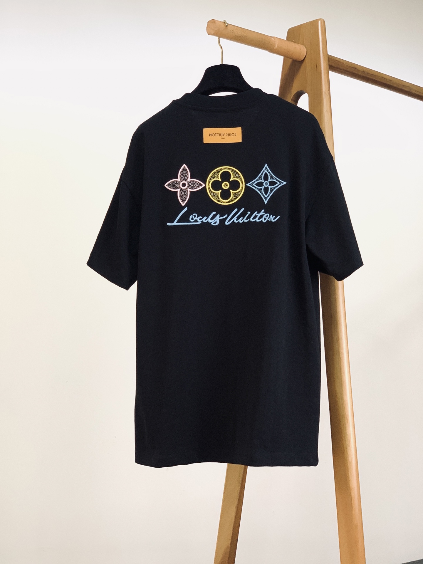 LouisVuitton 路易威登 2026SS春夏新品彩色老花刺绣短袖T恤。高克重重磅纯棉，软糯亲肤，