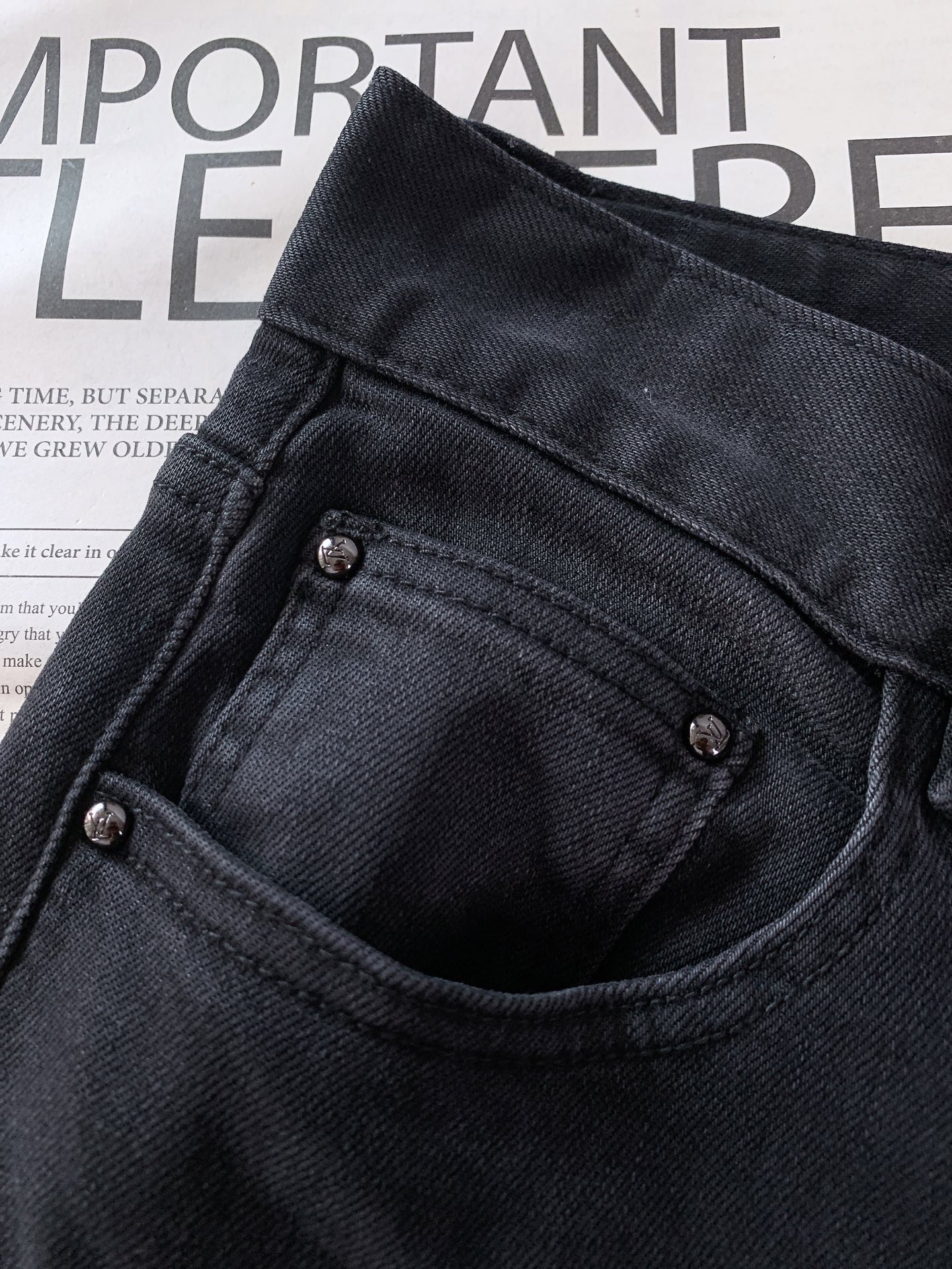 LouisVuitton 路易威登 2026SS早春新品黑灰做旧老花牛仔裤👖精选高弹重磅丹宁面料，多道手